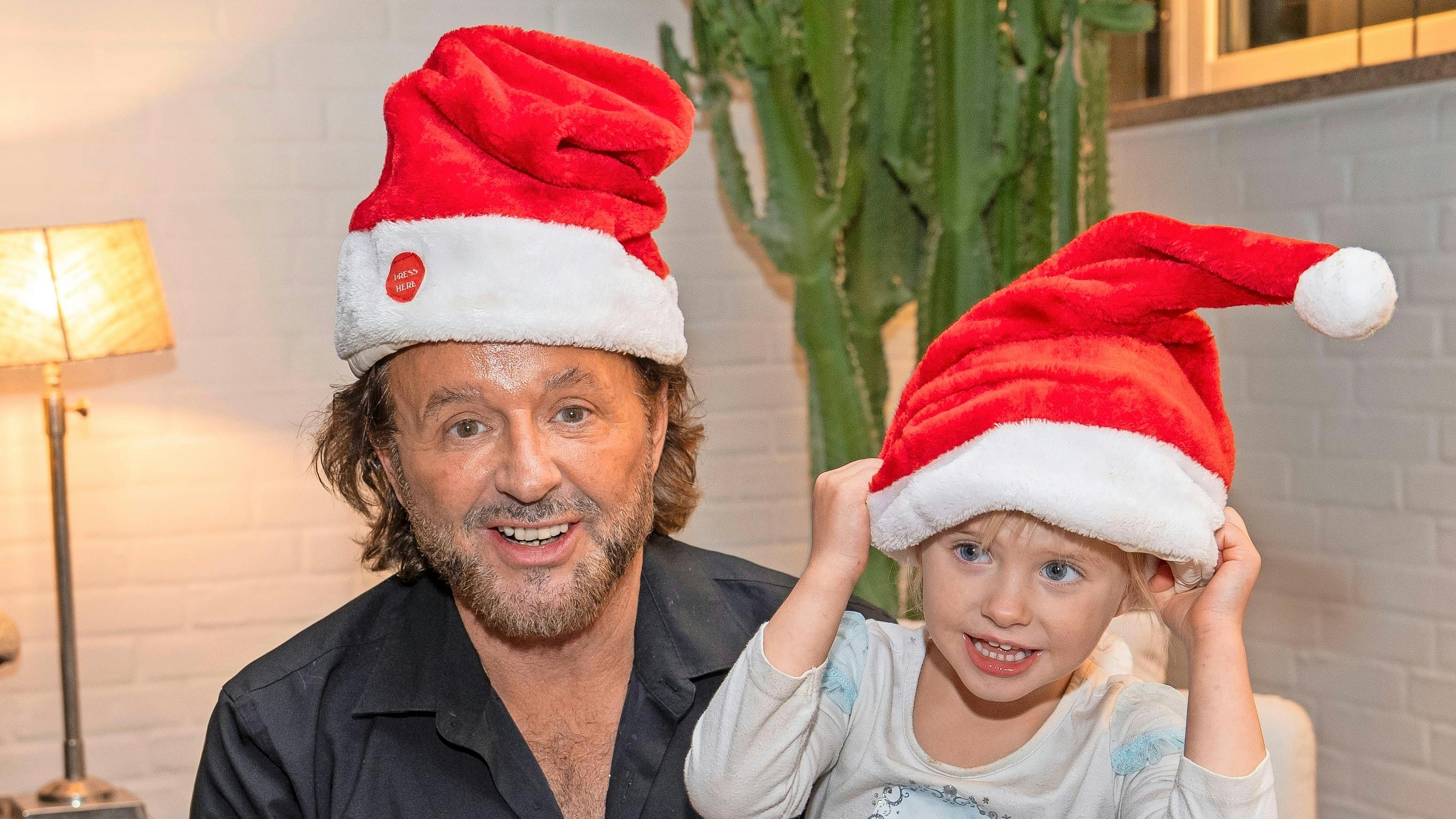 Dennis Knudsen og datteren Aura klar til jul. 