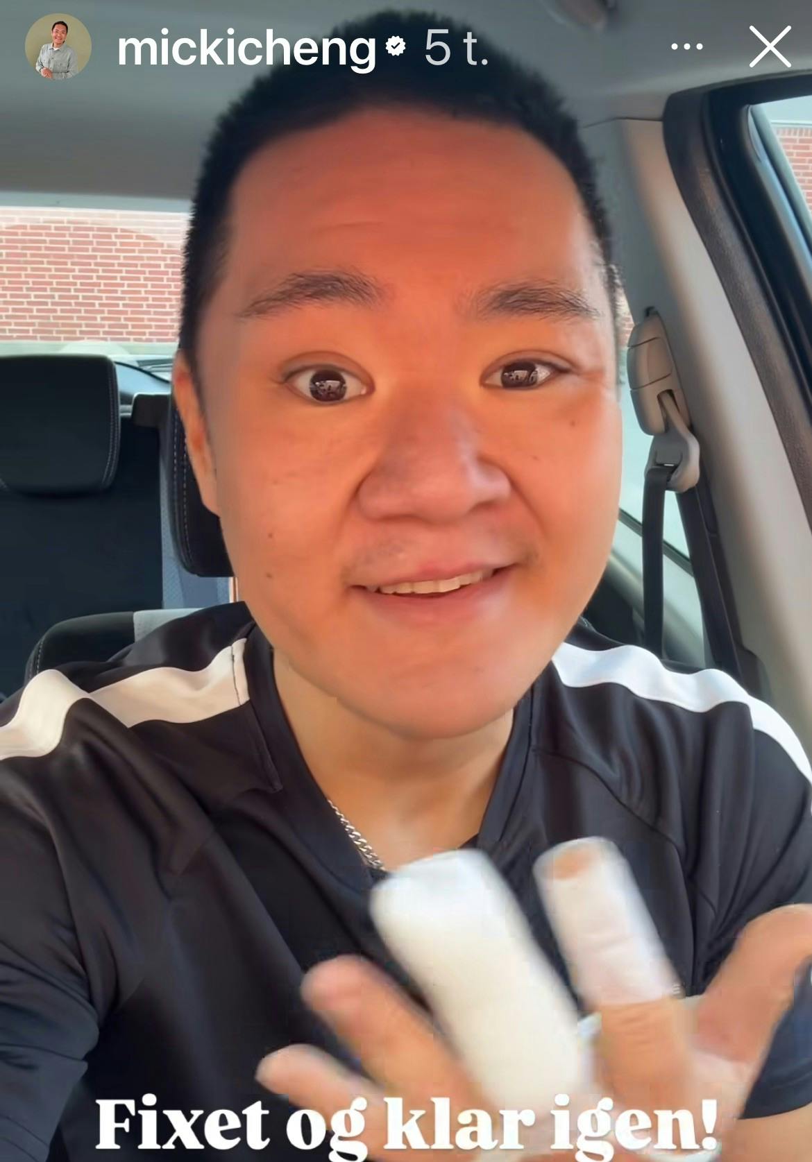 Micki Cheng med sin læge forbinding.