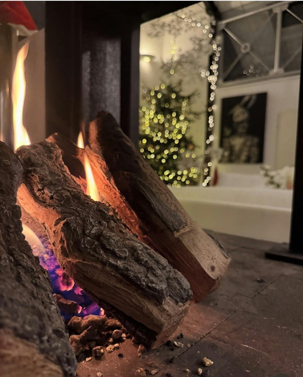 Ild i pejsen hjemme hos Dennis Knudsen.