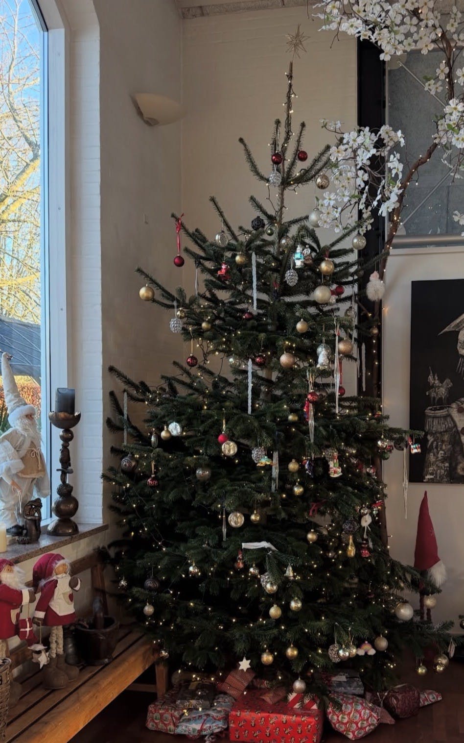 Juletræ med gaver hjemme hos Dennis Knudsen.