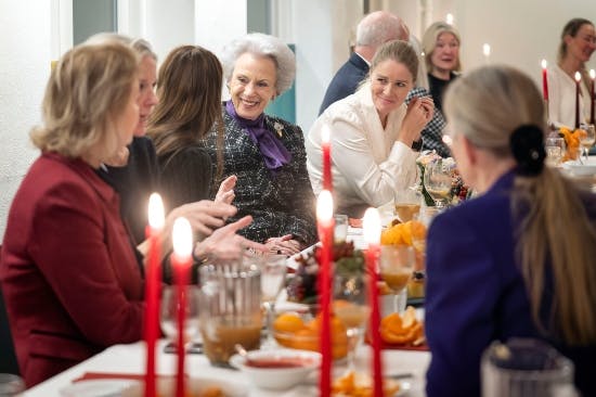 Snakken gik ved det julepyntede bord