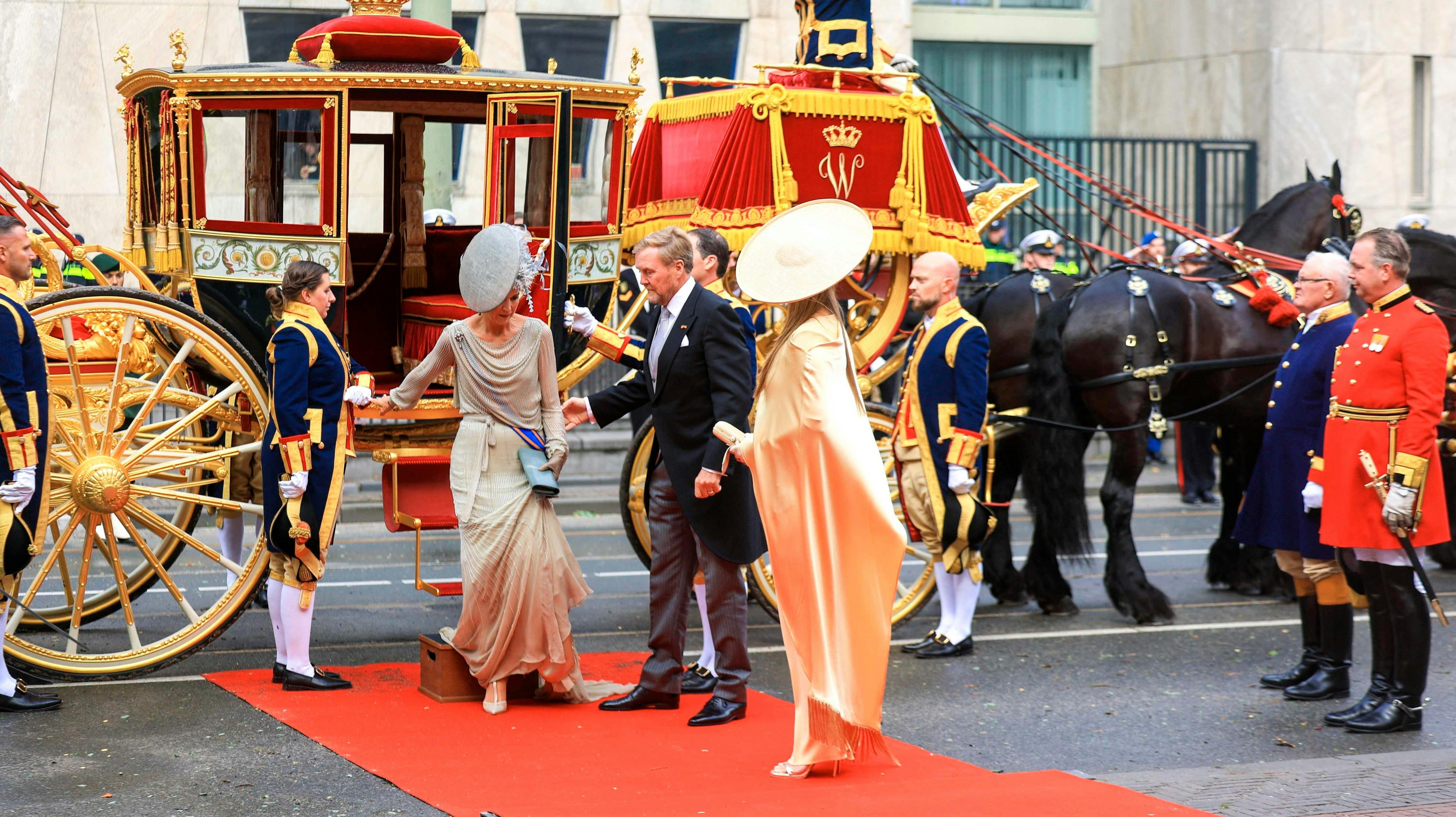 Den hollandske kongefamilie på vej ud af kareten på den årlige Prinsjesdag.
