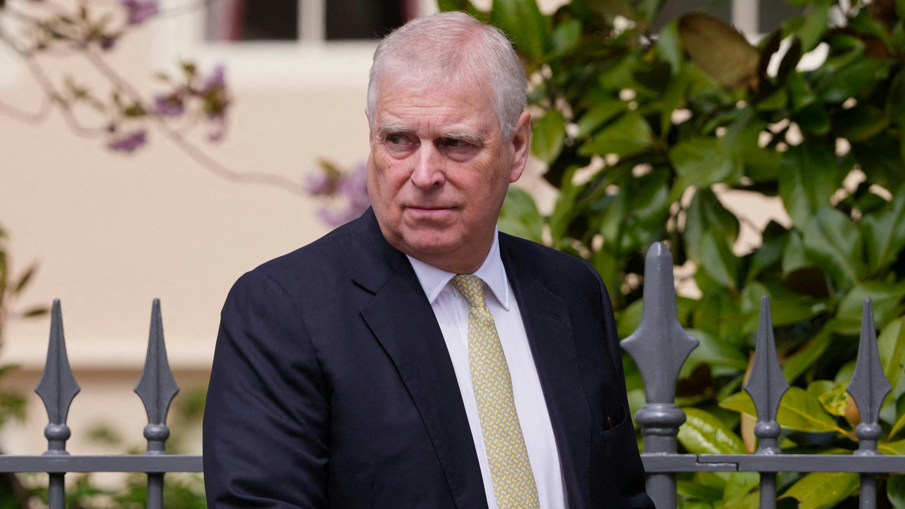 Han er tidligere prins, men efter at have fået frataget titlen, hedder han nu Andrew Windsor-Mountbatten.