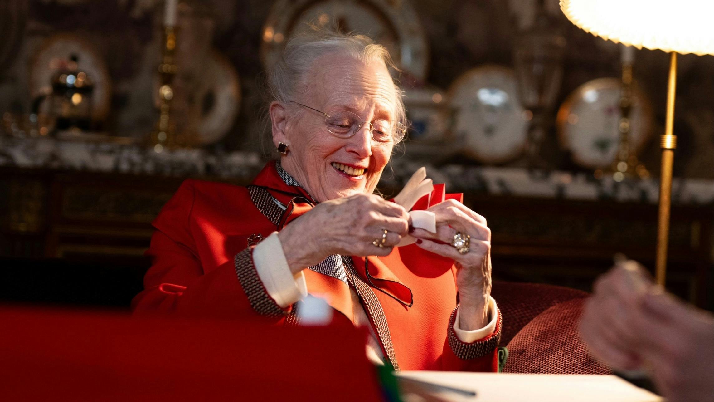Dronning Margrethe i færd med at flette et julehjerte.