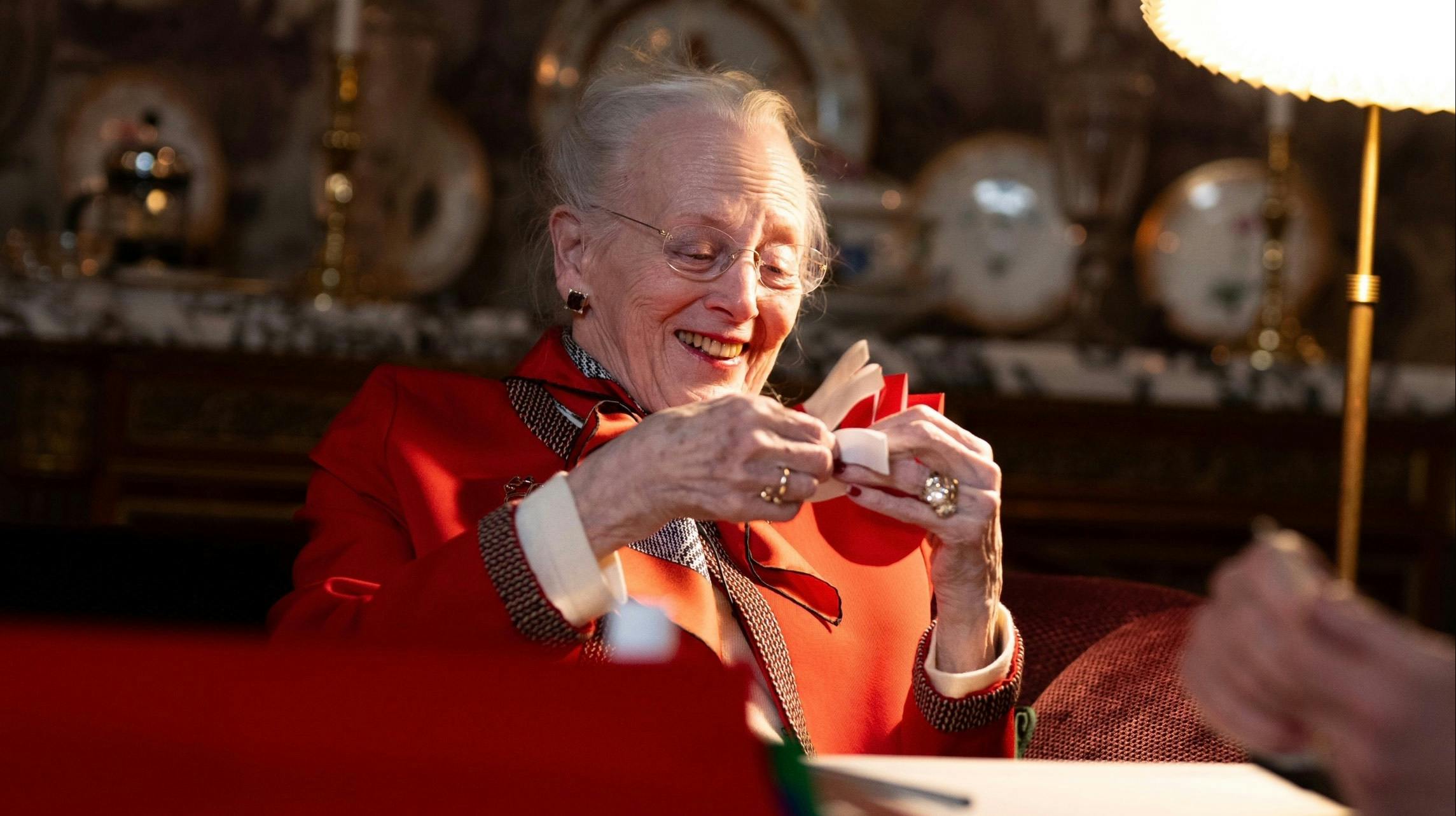 Dronning Margrethe i færd med at flette et julehjerte.