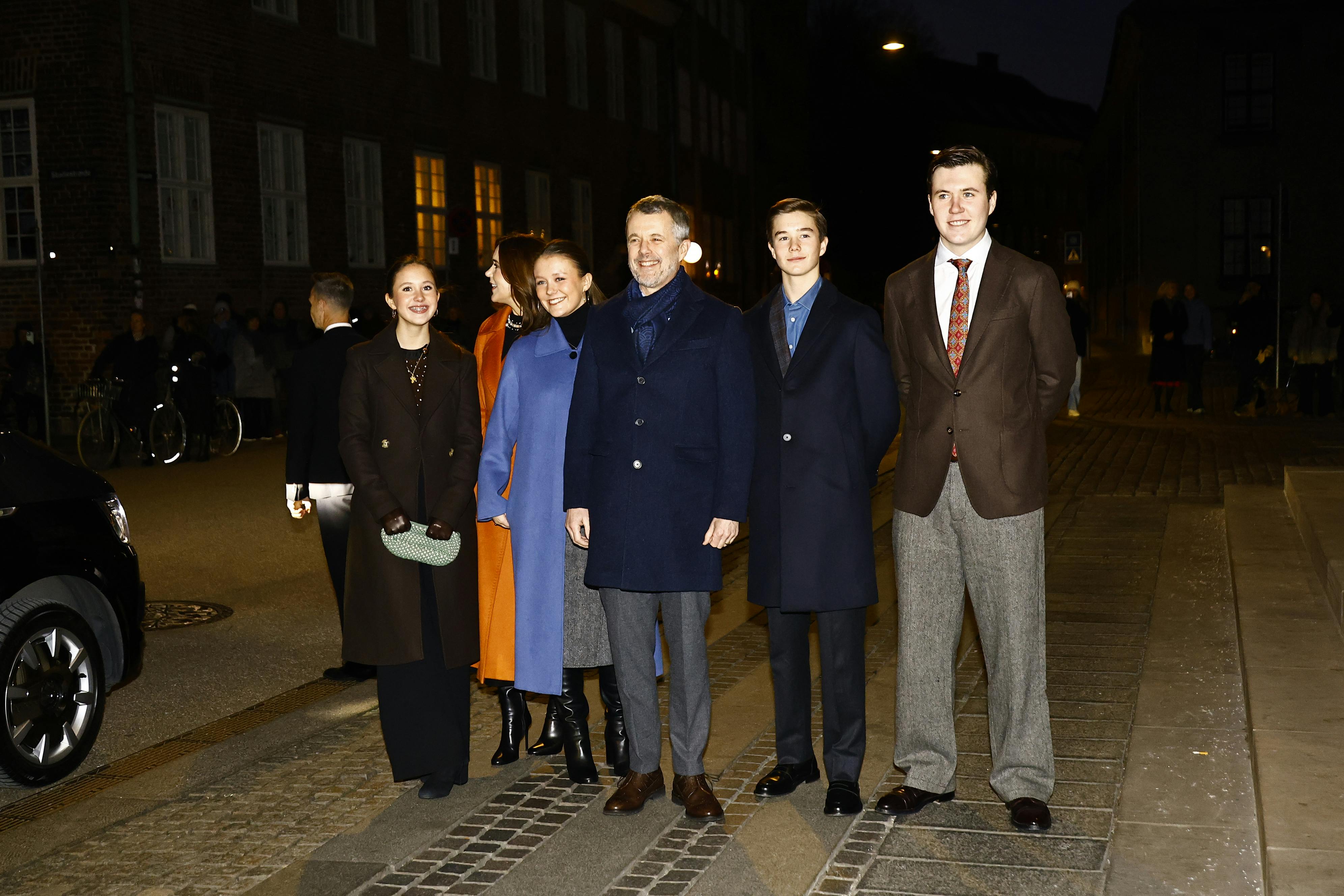 Kongefamilien til juleaftensgudstjeneste i Vor Frue Kirke.