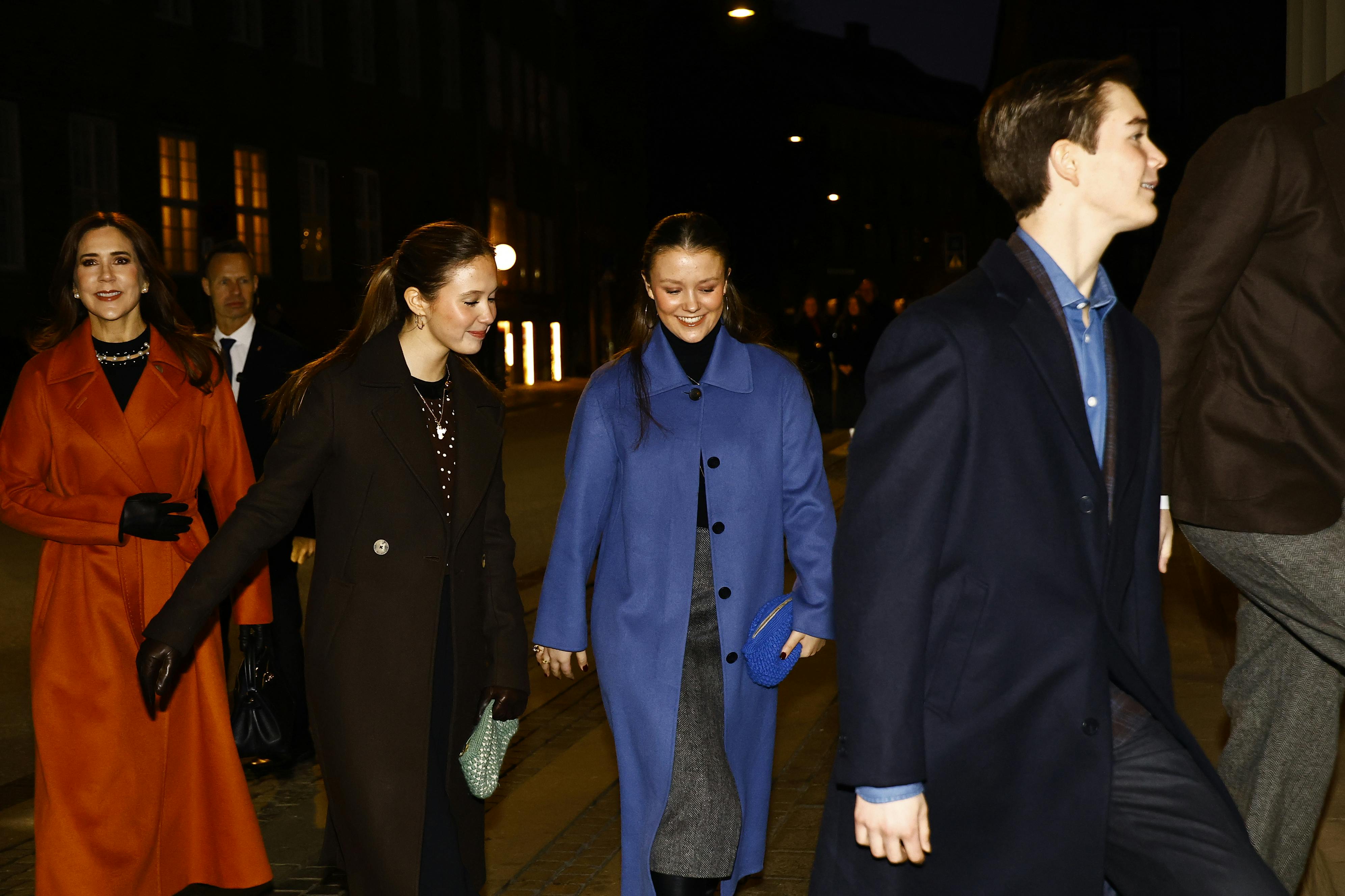 Prinsesse Josephine og prinsesse Isabella bar matchende tasker. 