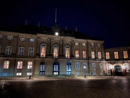Frederik VIII's Palæ lyser op i mørket juleaften