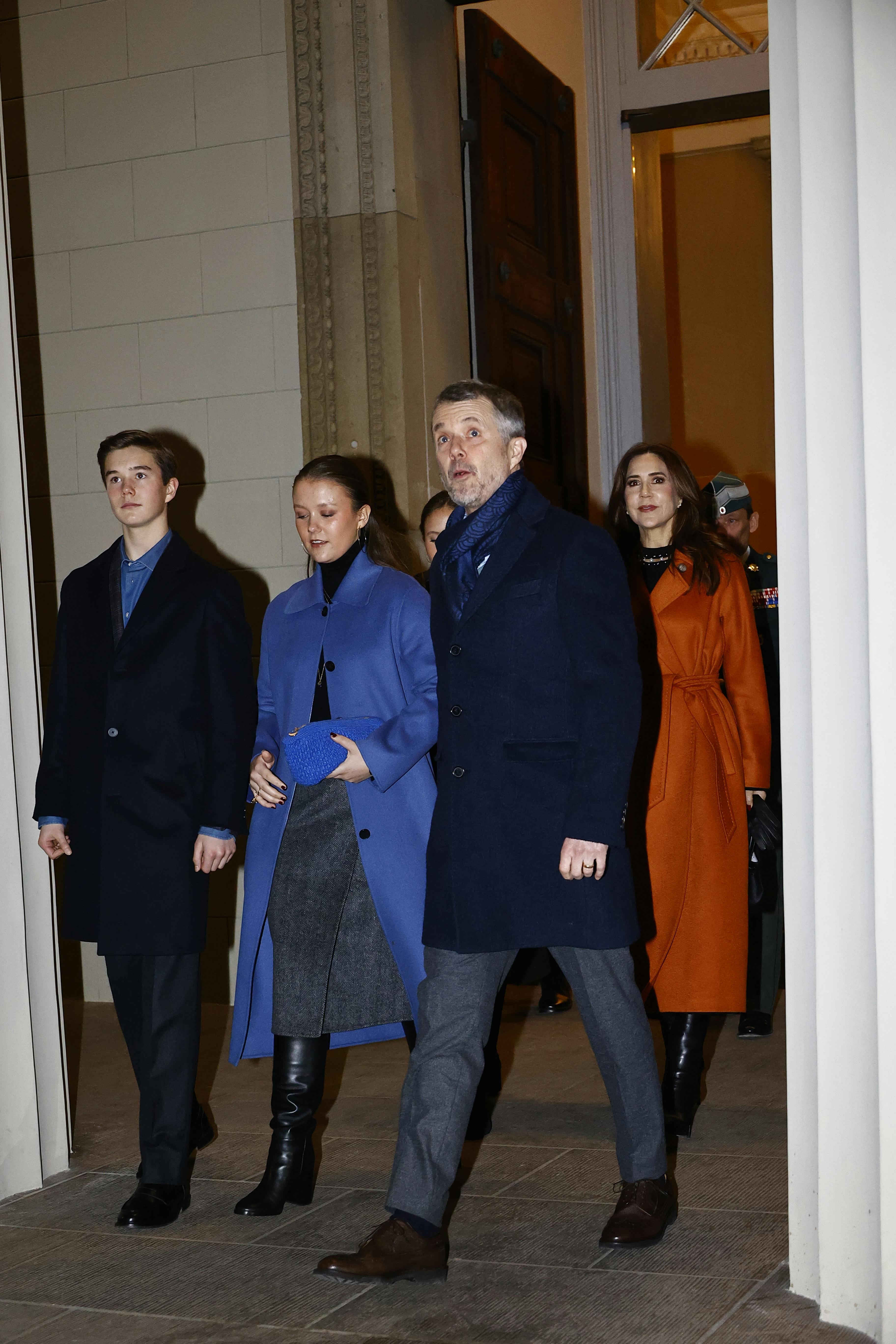 Efter gudstjenesten forlod kongefamilien Vor Frue Kirke og kørte hjem til Amalienborg, hvor de fejrede jul med dronning Margrethe. 