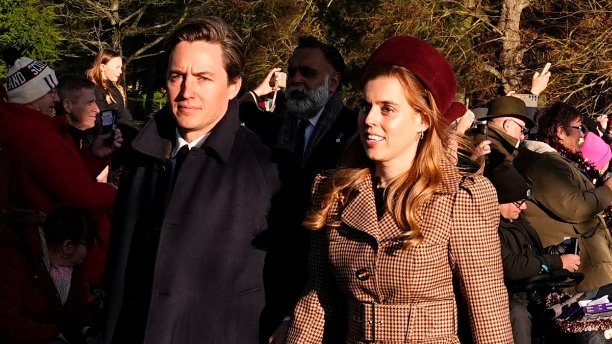 Prinsesse Beatrice ankommer med sin mand Edoardo Mapelli Mozzi til årets julegudstjeneste på Sandringham.