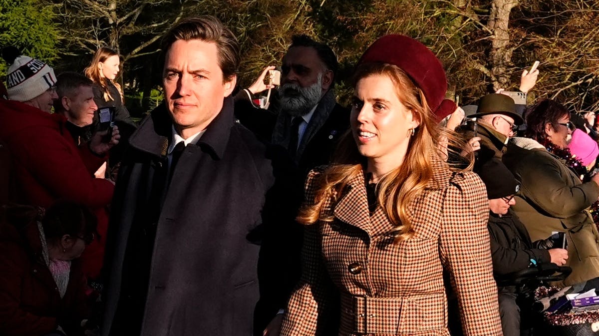 Prinsesse Beatrice ankommer med sin mand Edoardo Mapelli Mozzi til årets julegudstjeneste på Sandringham.
