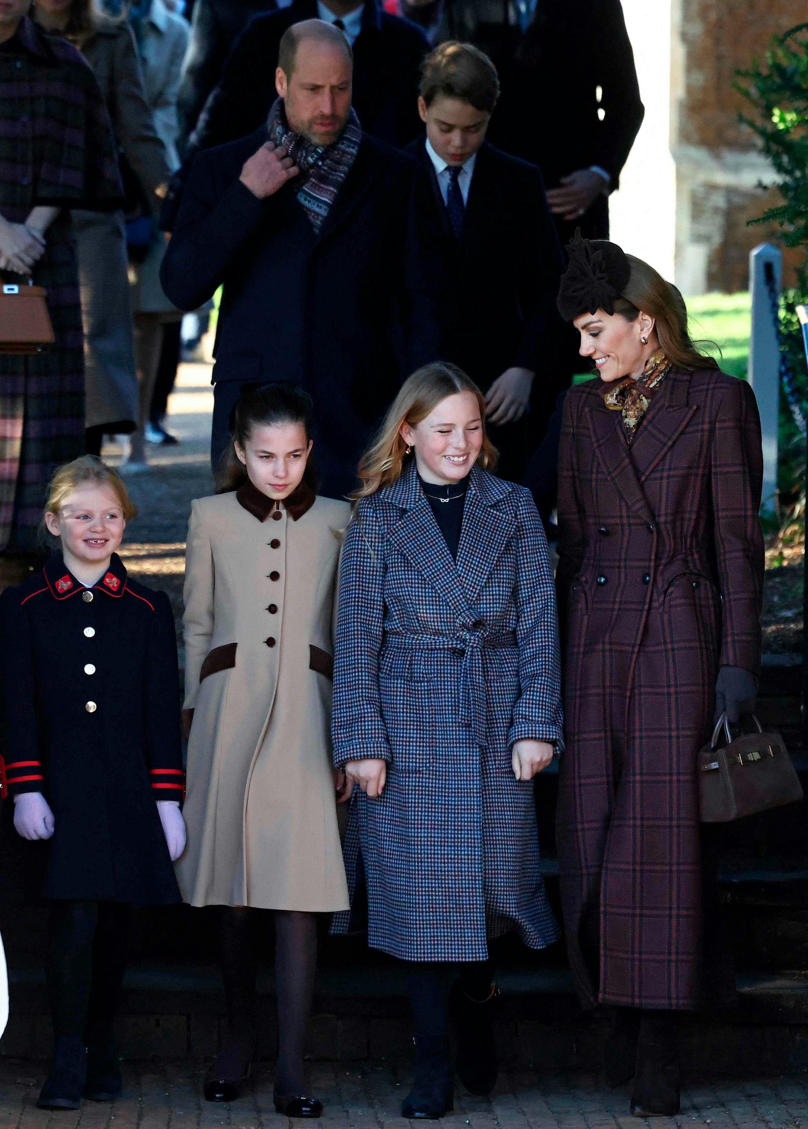 Den kongelige families ankomst til julegudstjeneste.