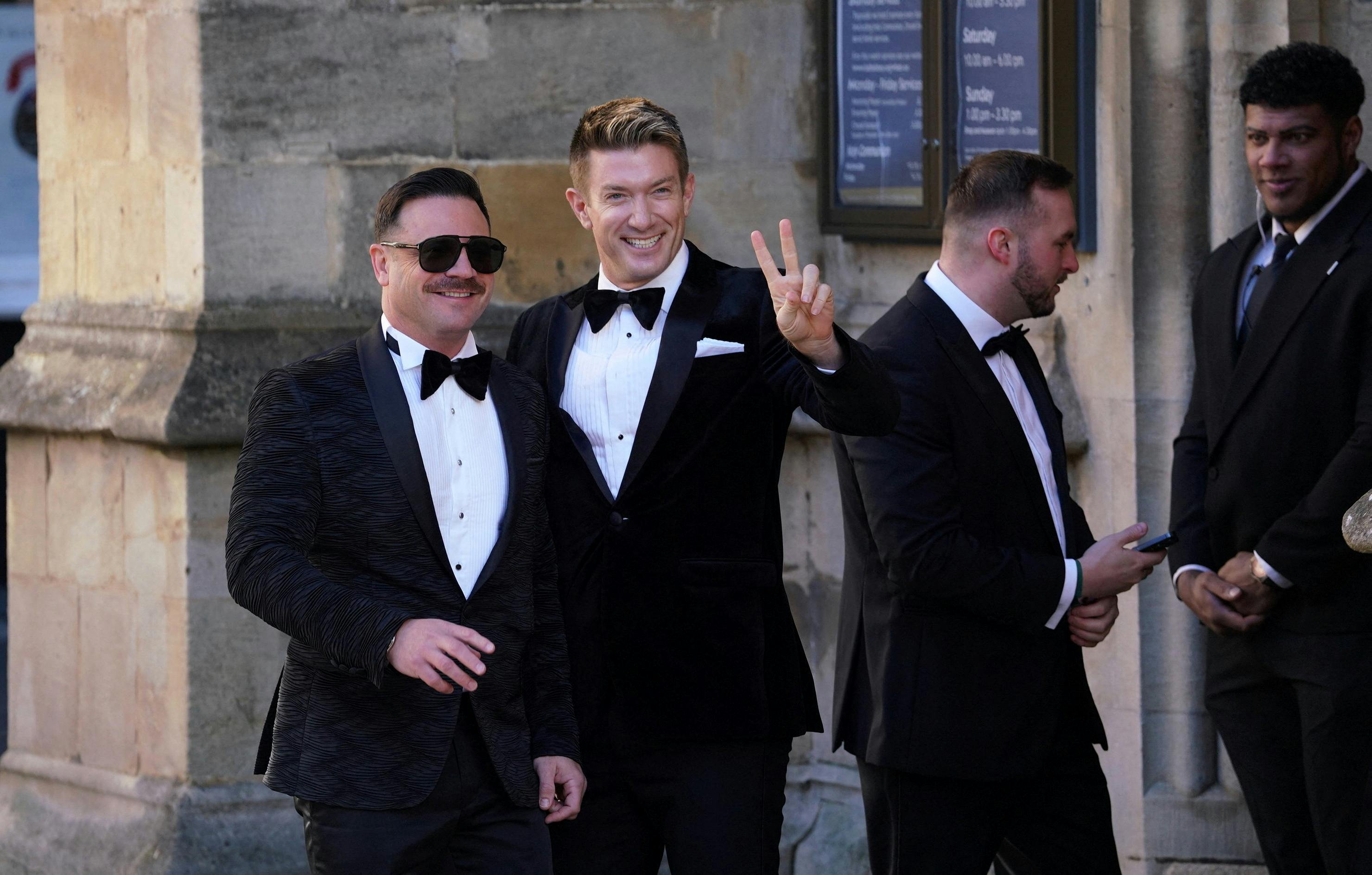 Nogle af gæsterne stiller op til fotografering.