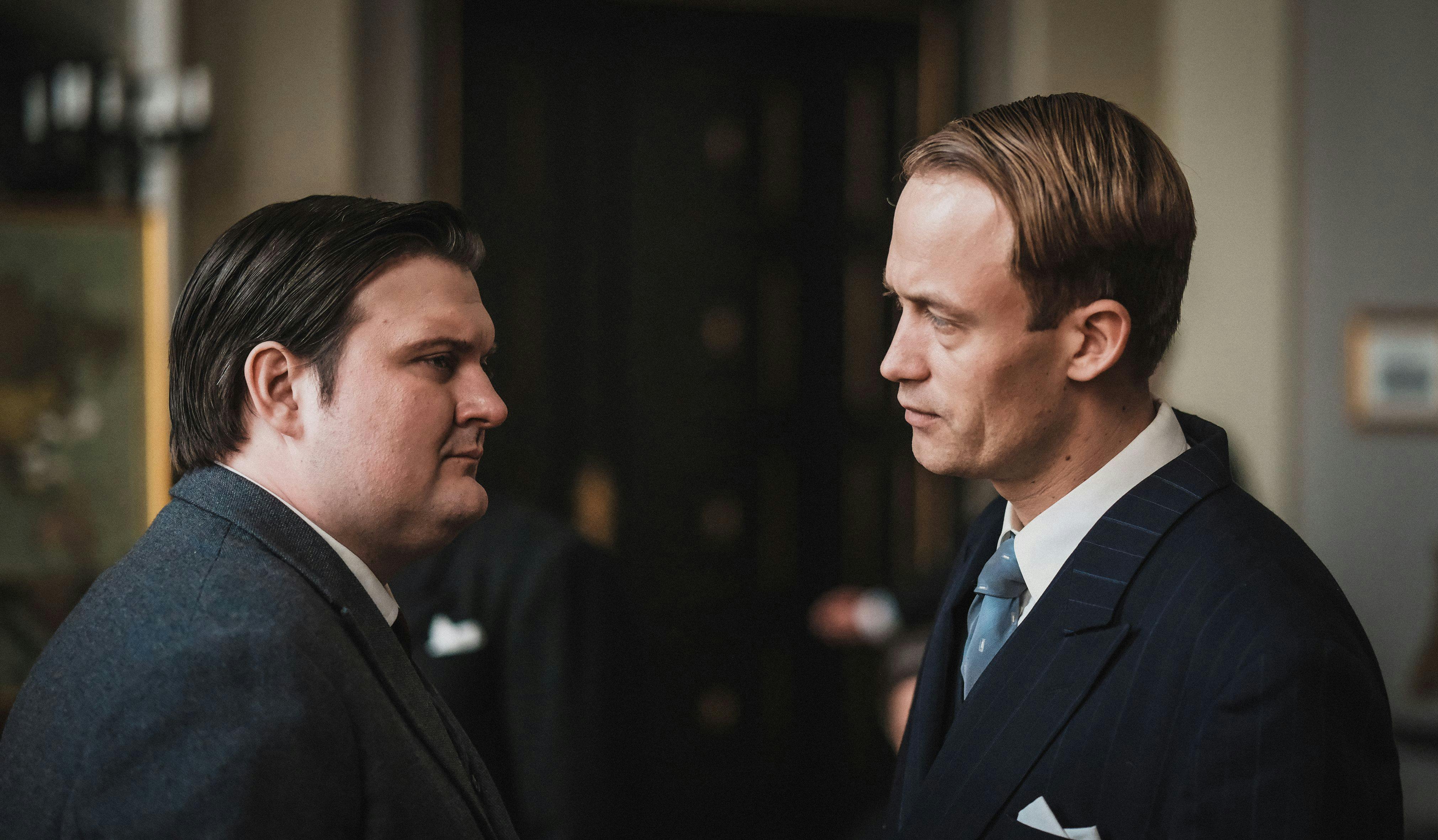 En ung Mærsk taler med prokurist Jørgensen (Nicolai Jørgensen) om at briterne kan finde på at beslaglægge firmaets skibe, da de tror, at de er på tysk side.