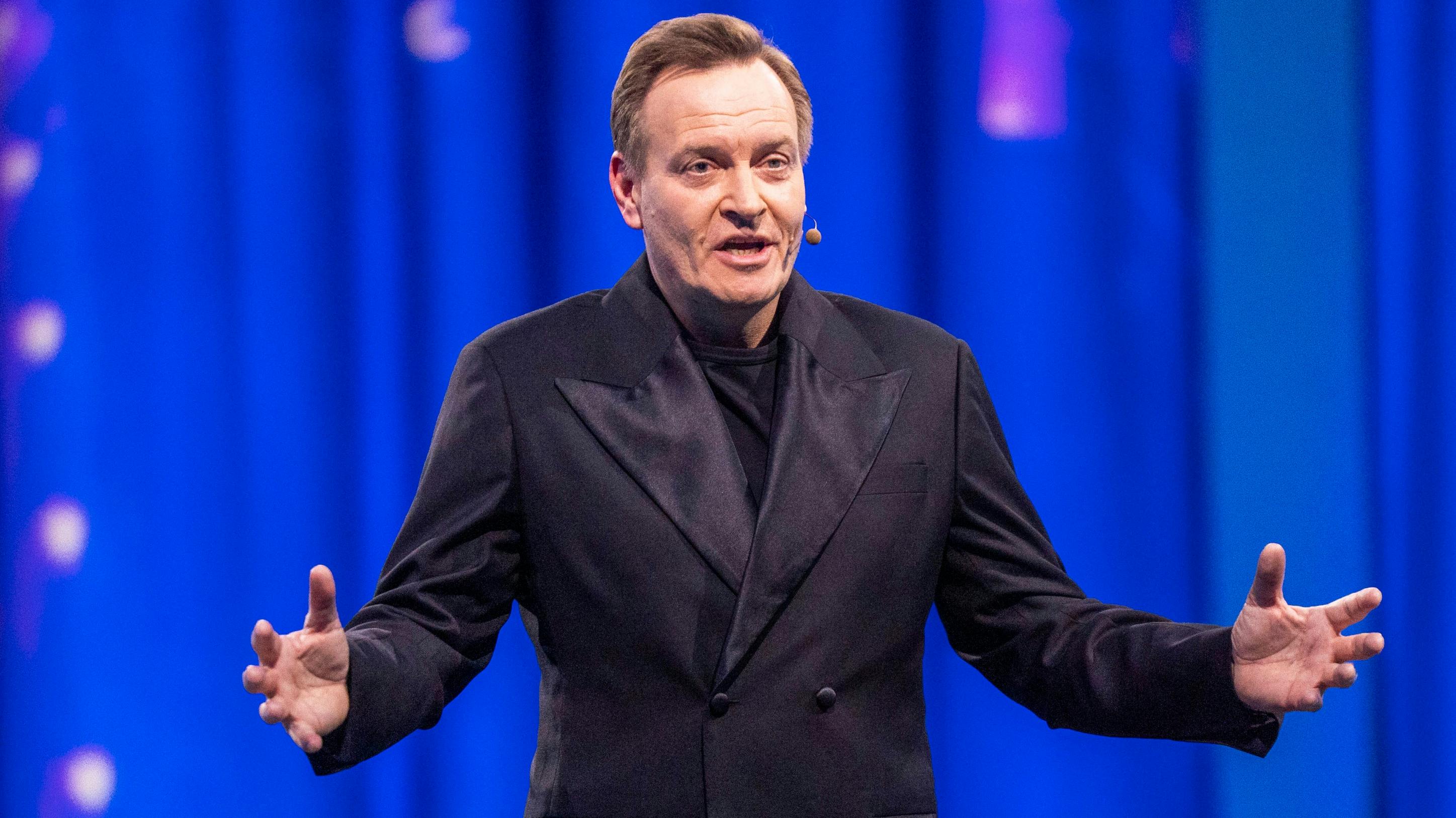 Rasmus Tantholdt som vært på TV 2-showet "De største øjeblikke".