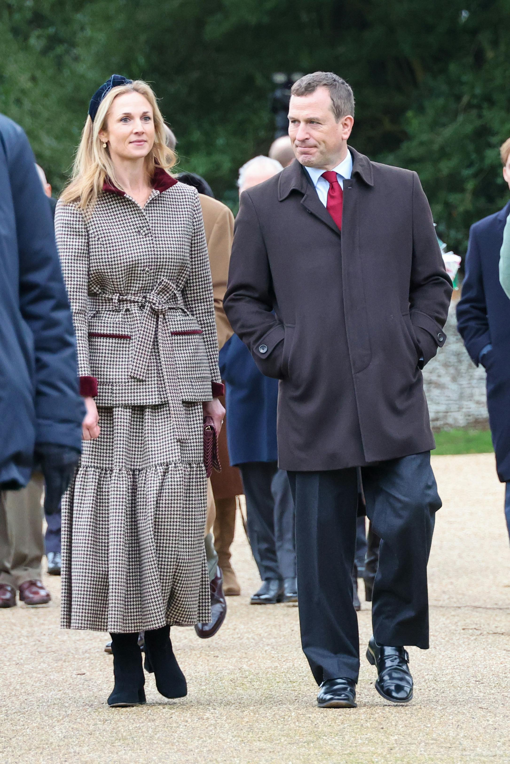 Harriet Sperling og Peter Phillips på vej til gudstjeneste i St Mary Magdalene-kirken ved Sandringham, Norfolk, den 28. december 2025. 
