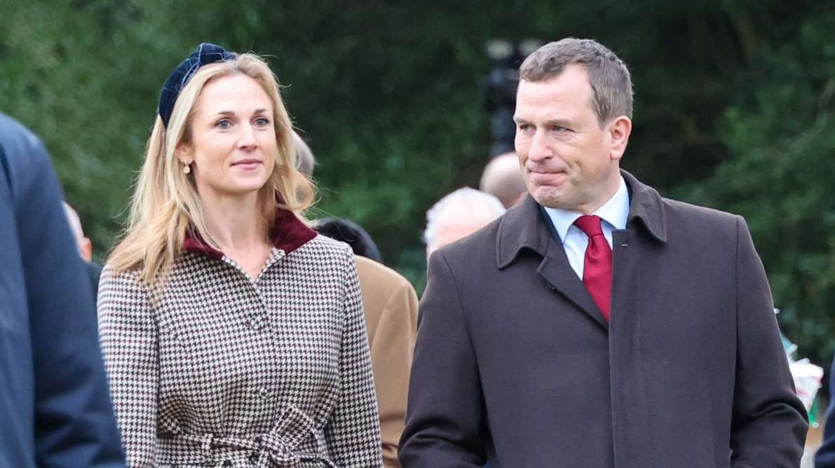 Harriet Sperling og Peter Phillips på vej til gudstjeneste i St Mary Magdalene-kirken ved Sandringham, Norfolk, den 28. december 2025.