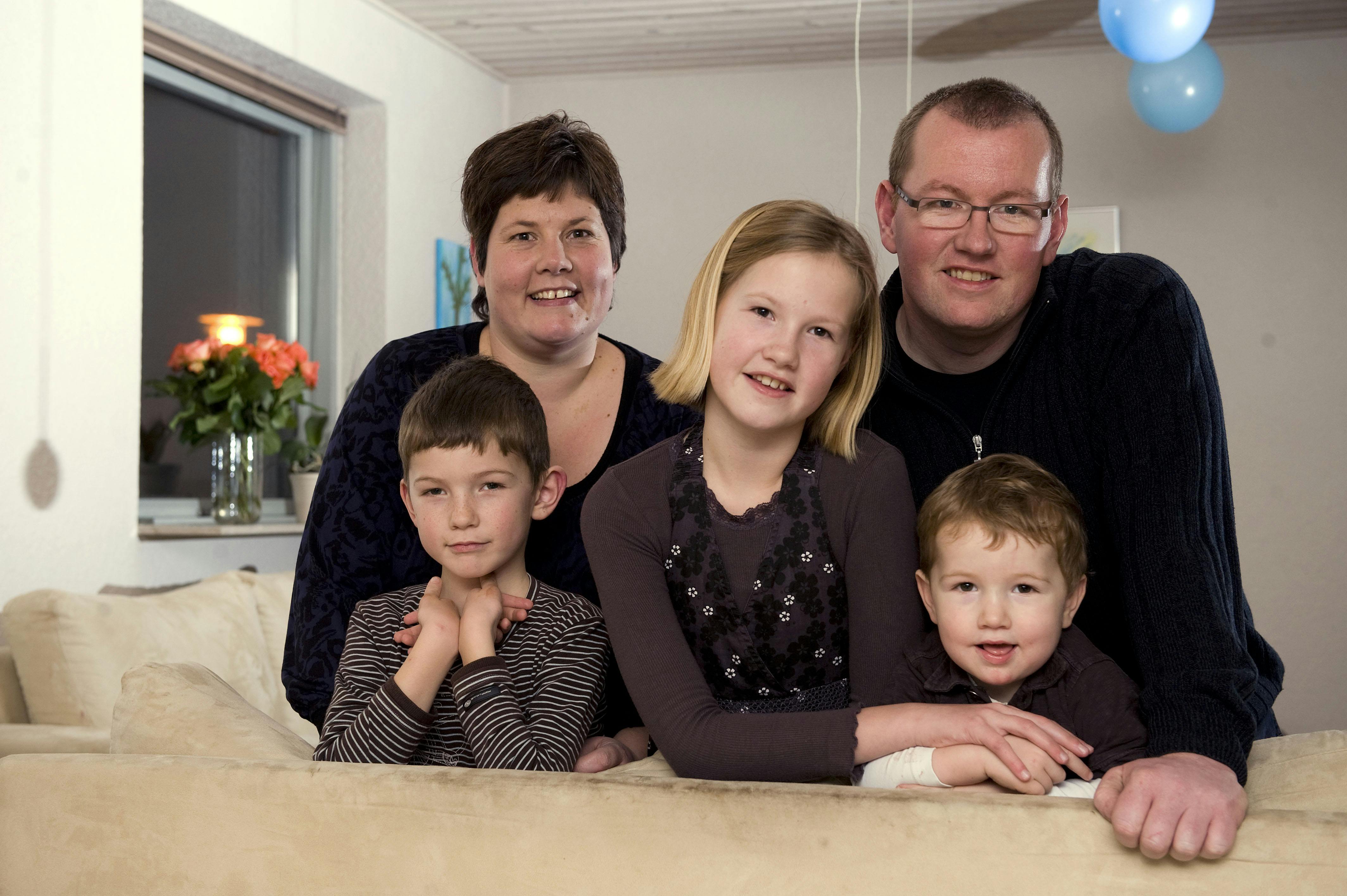 Emma fotograferet med forældrene Lene og Poul-Erik samt brødrene Simon og Mikkel i 2010. 