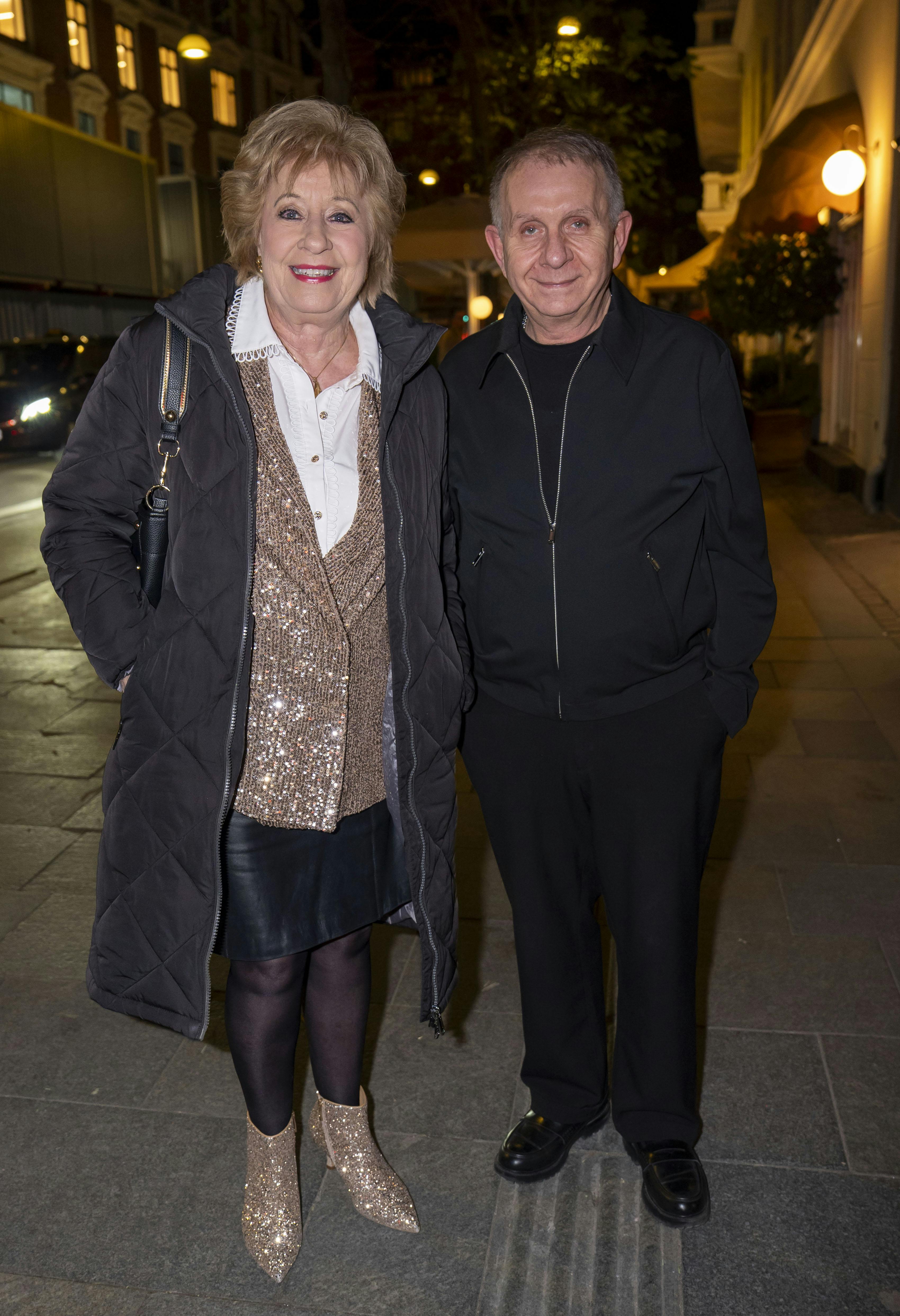 Birthe Kjær og Michel Castenskiold smilede stort, da de ankom til Sanne Salomonsens fødselsdagsfest.