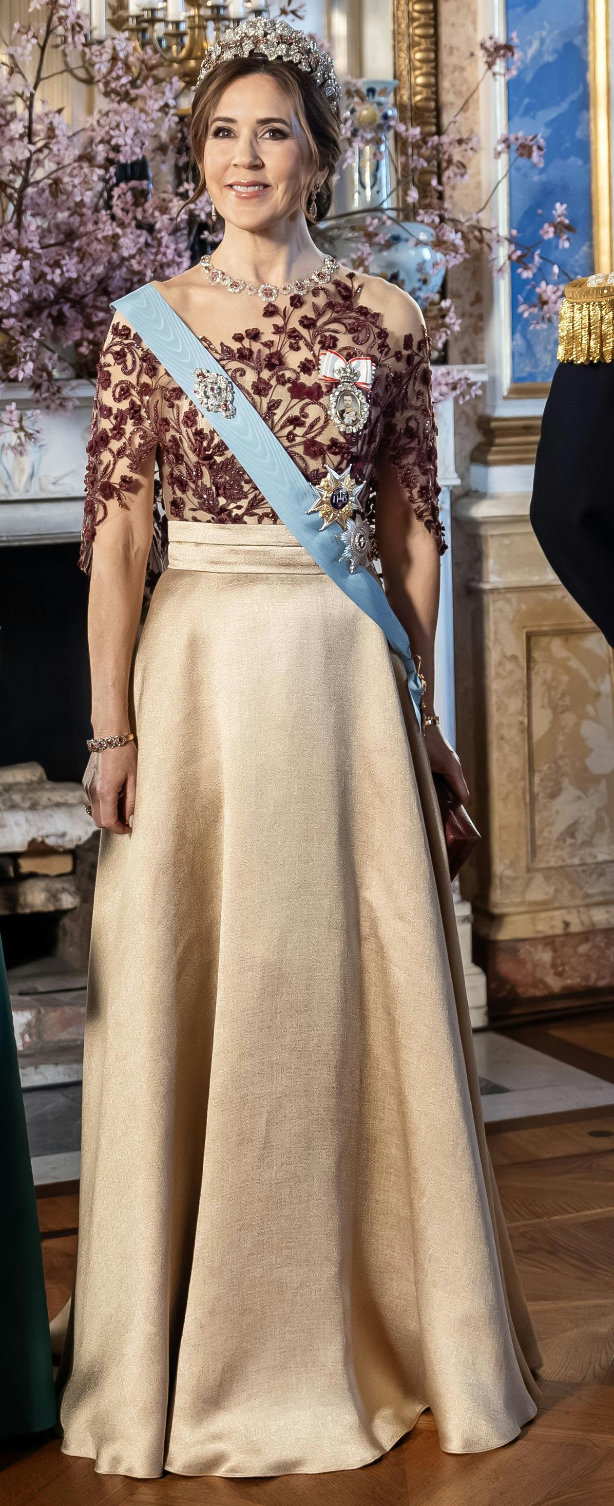 Her ses dronning Mary iført det gyldne skørt på statsbesøg til Sverige i 2024. 