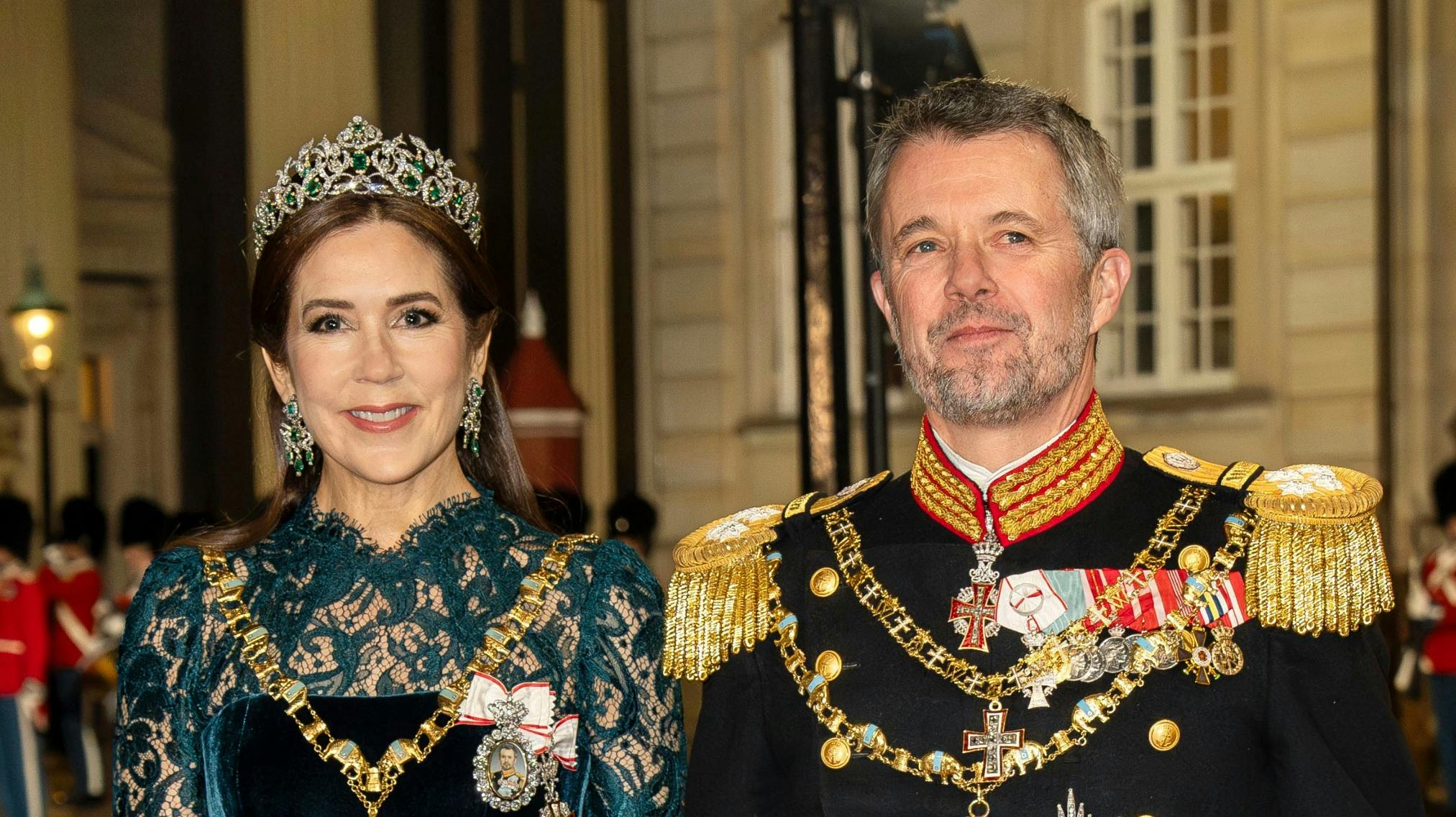 Dronning Mary og kong Frederik afholder 1. januar nytårskur og -taffel på Amalienborg.