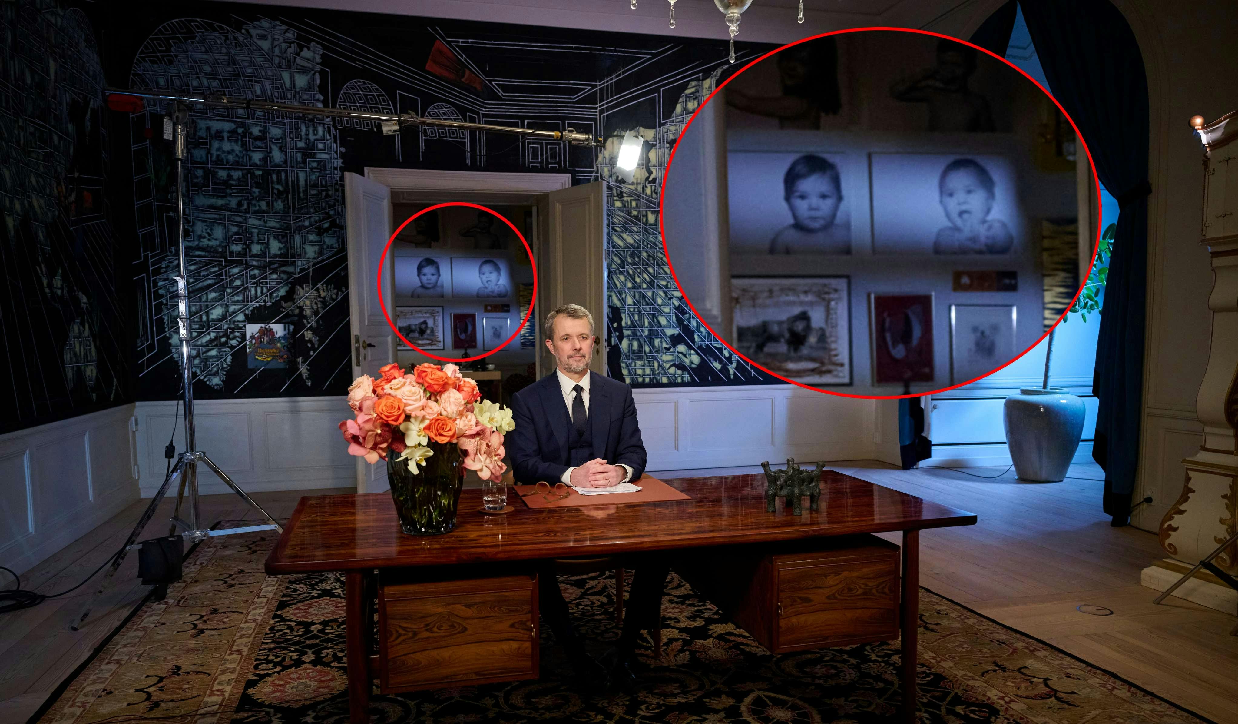 Kong Frederik i modtagelsesgemakket i Frederik VIII's Palæ på Amalienborg, hvor han holdt nytårstale 31. december 2025. I baggrunden ses blandt andet billeder af prins Vincent og prinsesse Josephine. 