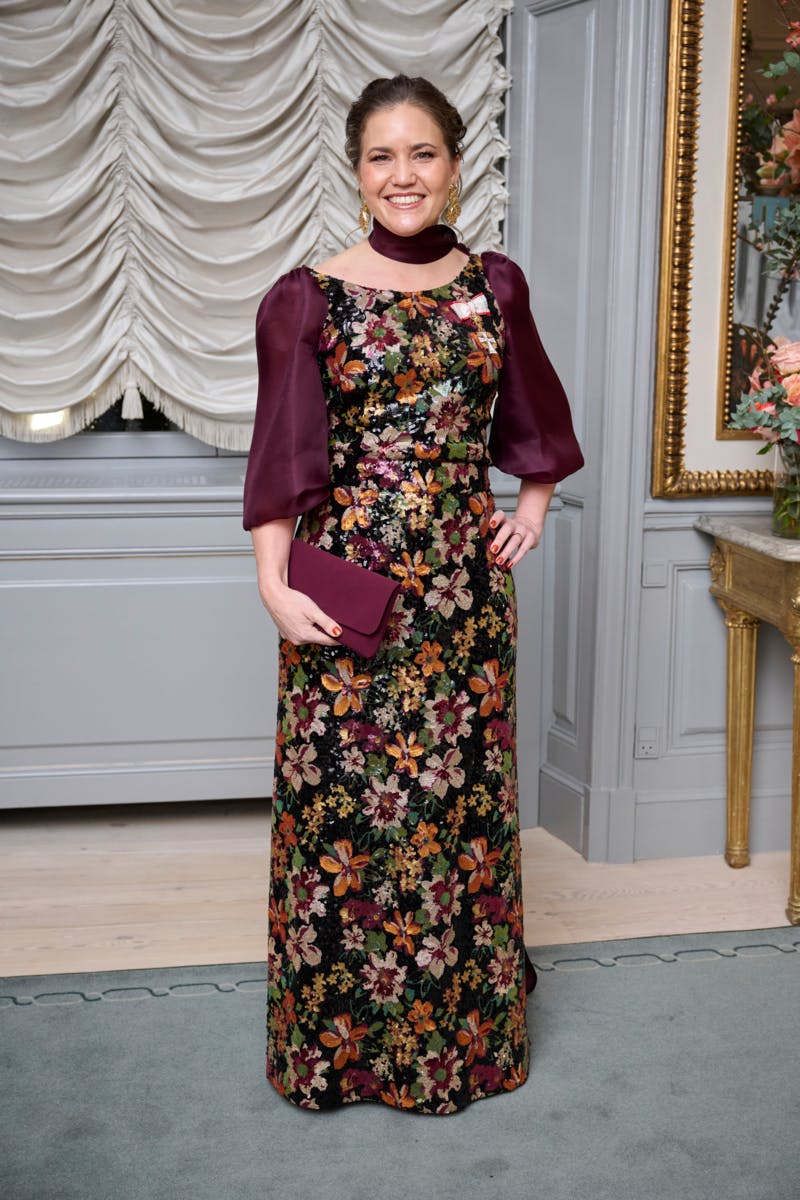 Marie Bjerre i den smukke pailletkjole med blomstermotiv.