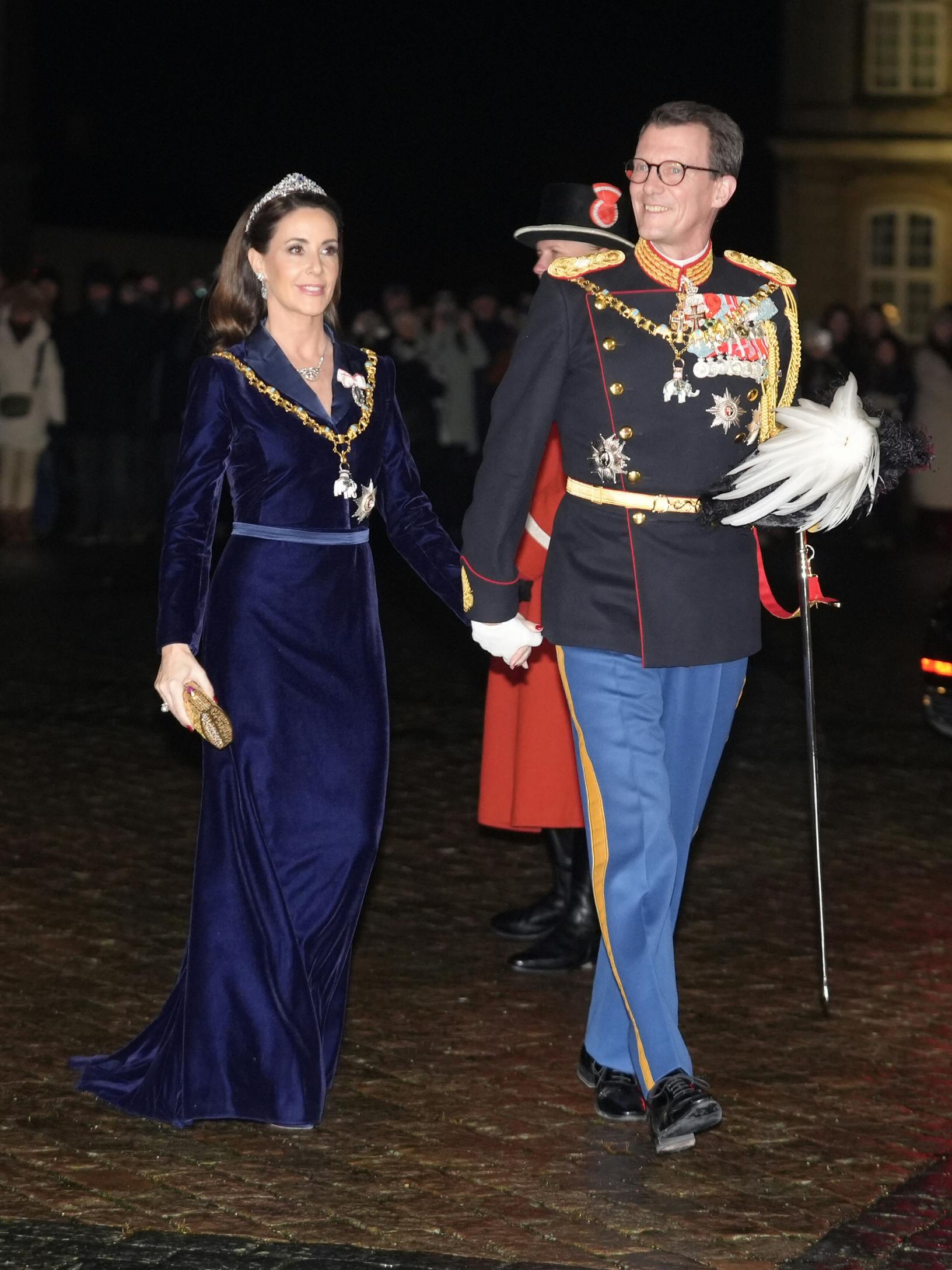 Prinsesse Marie i genbrugskjole til nytårstaffel, hvor hun ankom med prins Joachim.