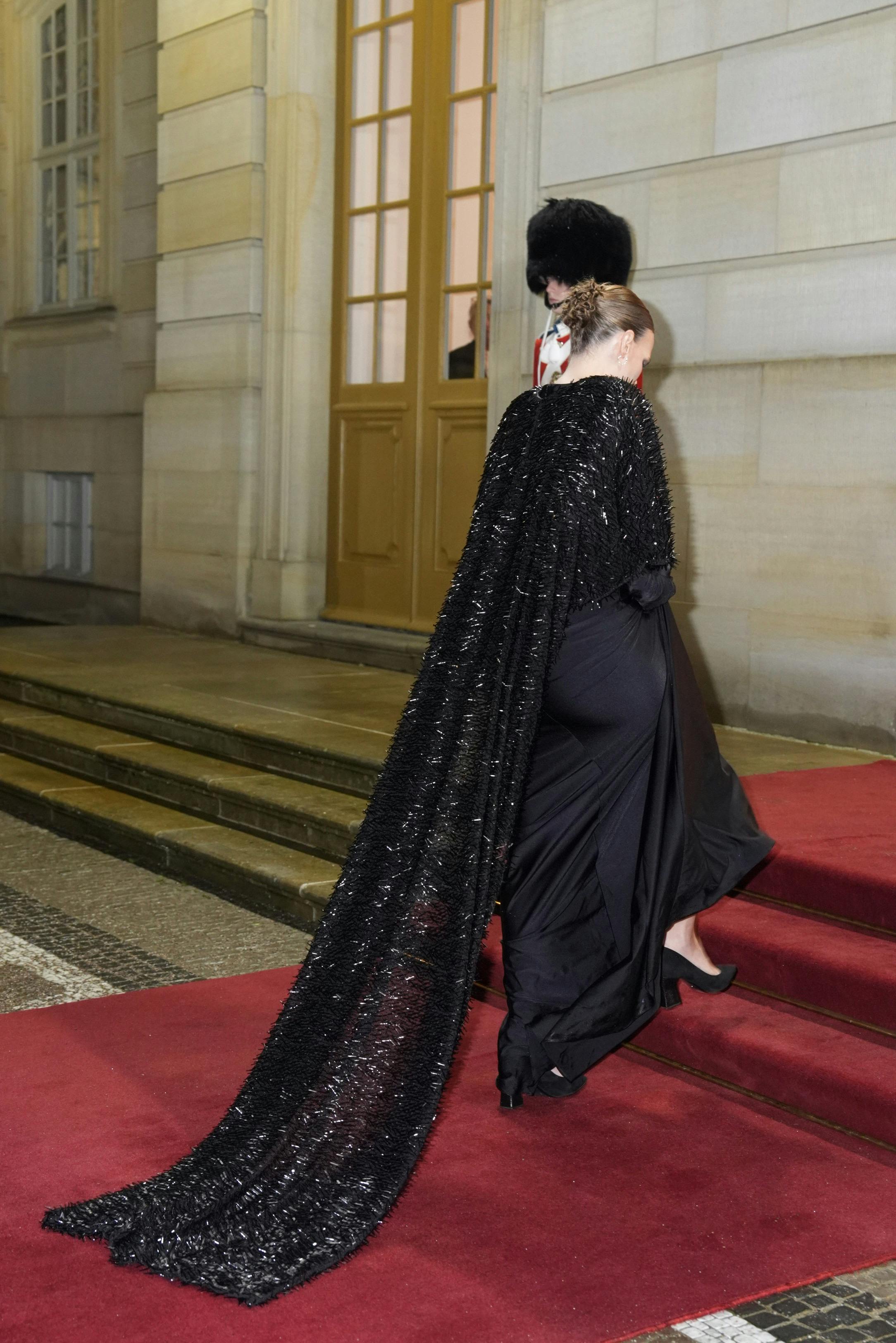 Slæbet på Caroline Stages smukke gallekjole var svært at tage øjnene fra.