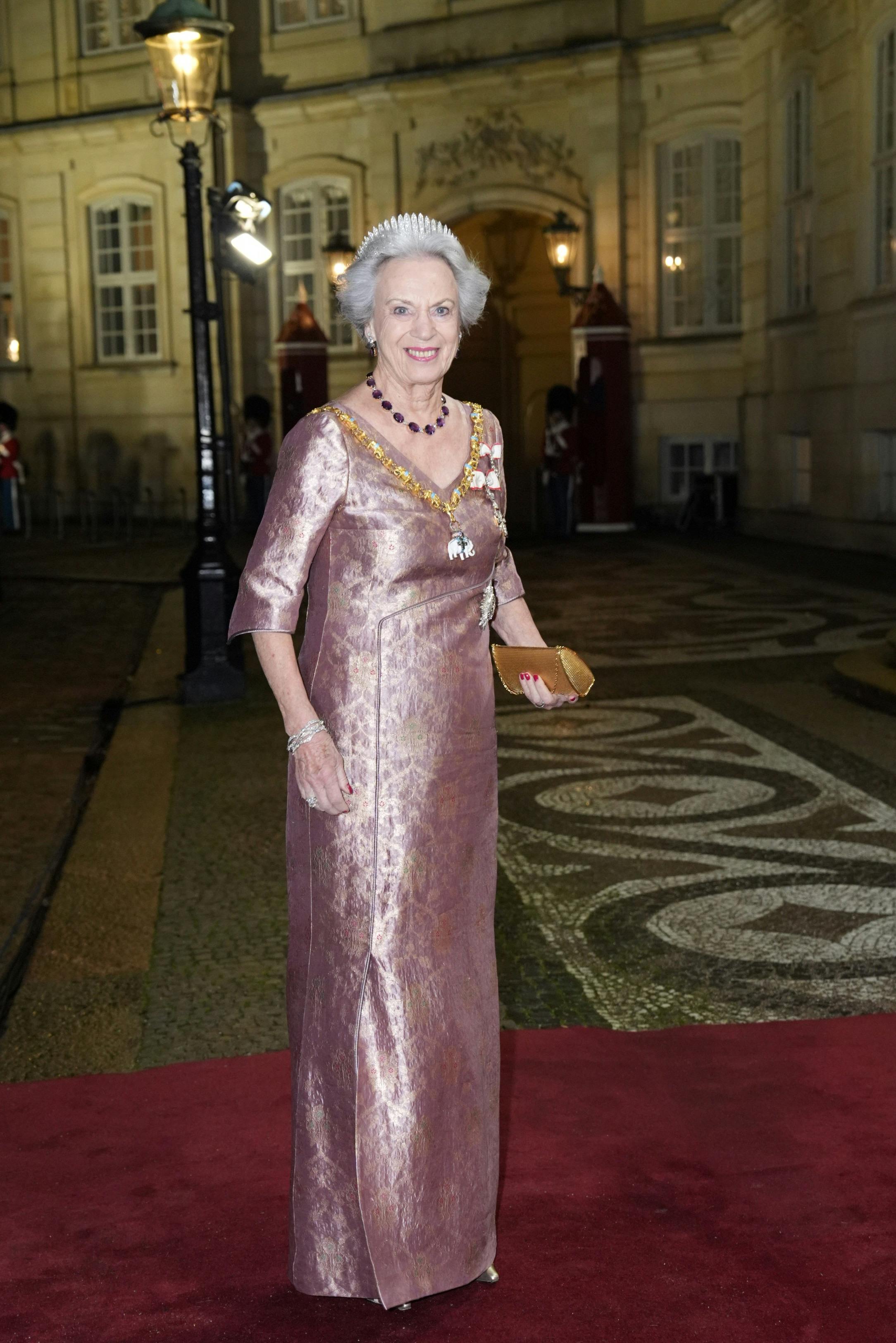 Prinsesse Benedikte havde en ny gallakjole på til nytårstaffel og -kur.