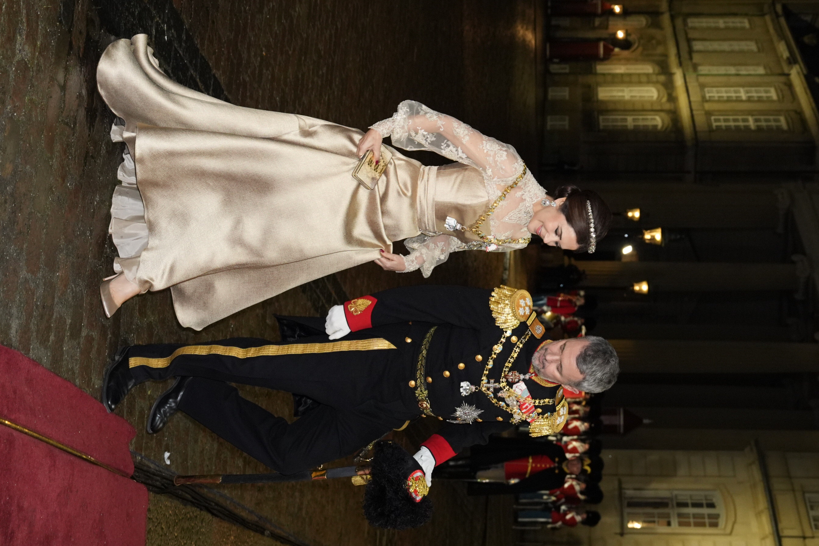 Dronning Mary så flot ud i gyldent look til årets nytårstaffel. 