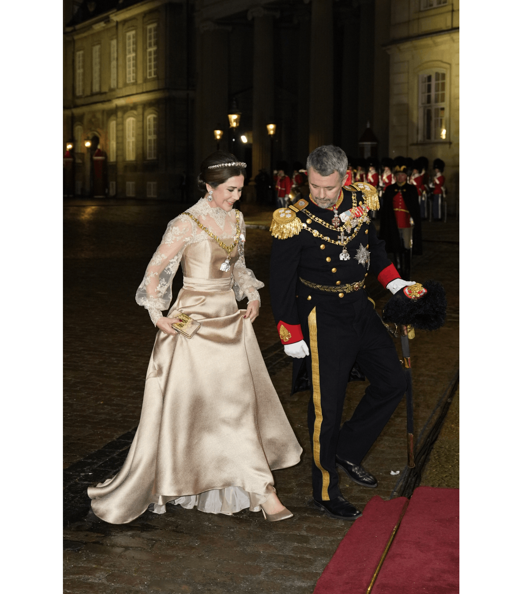 Dronning Mary så flot ud i gyldent look til årets nytårstaffel.