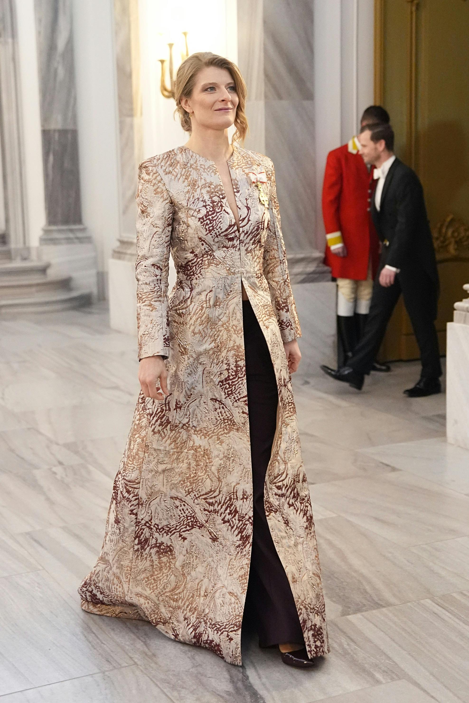 Her kan man ane et par bukser under kjolen.