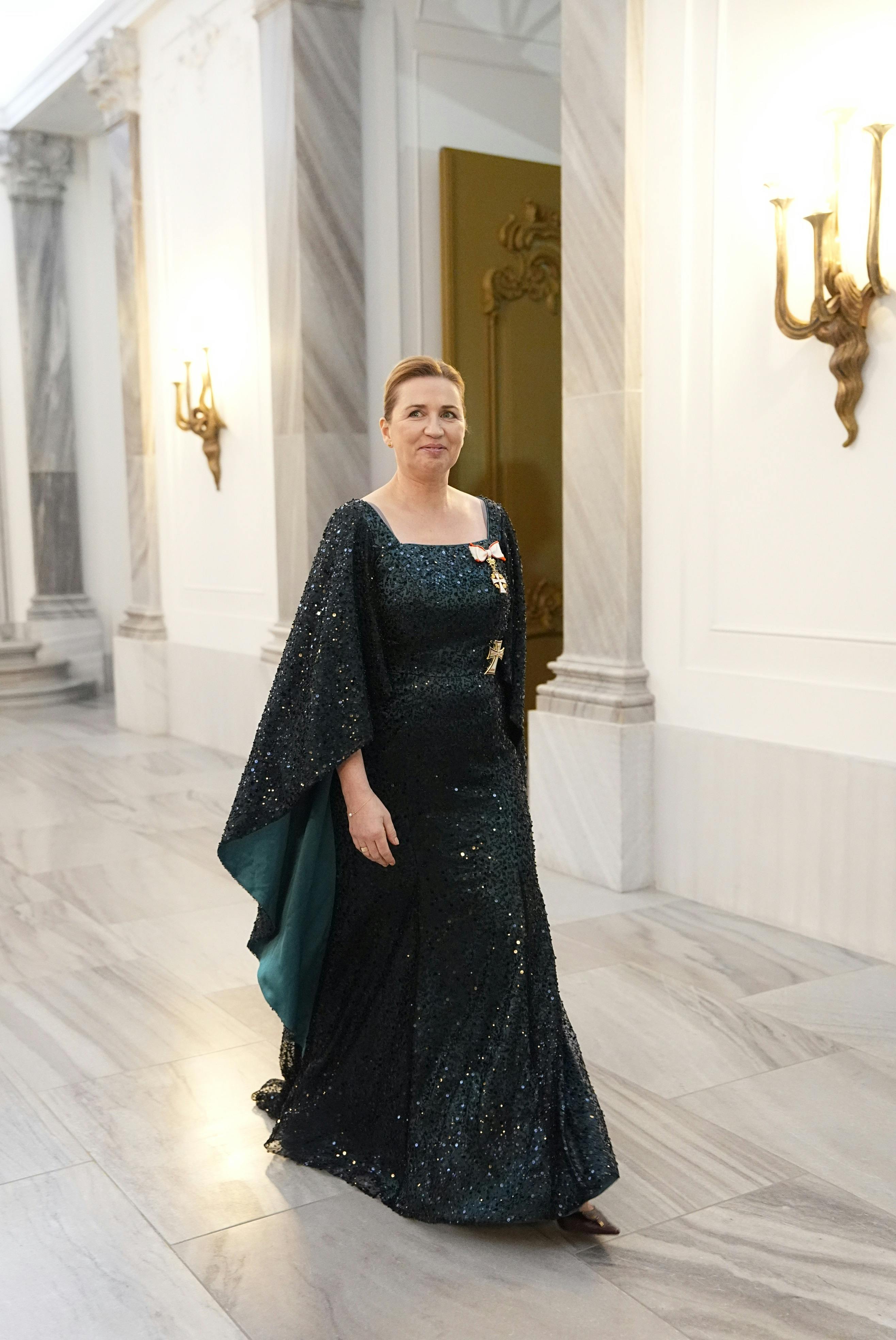 Det var et glimtende gensyn, da Mette Frederiksen ankom til nytårstaffel. Hun havde selvsamme kjole på i 2024.