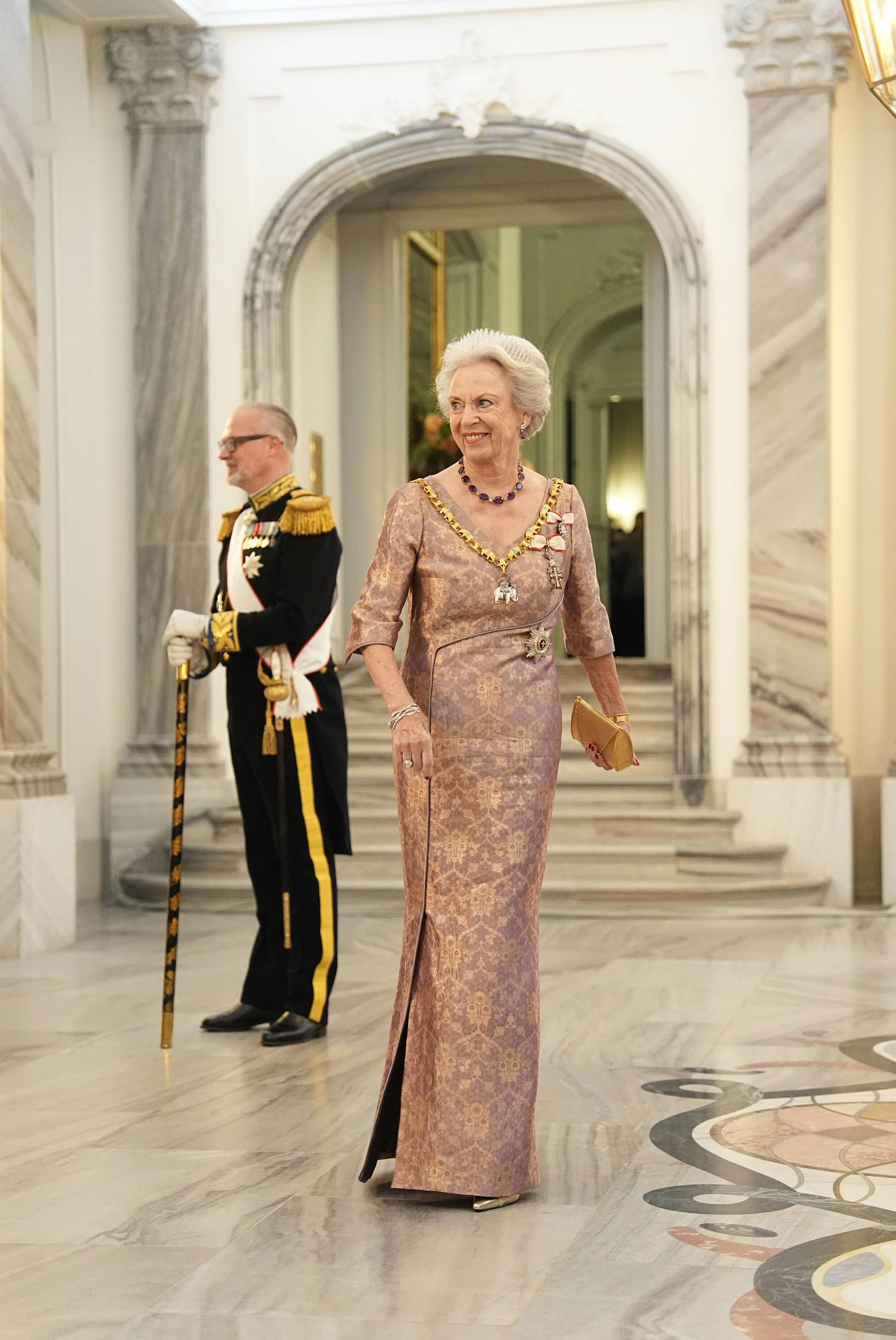 Da prinsesse Benedikte kom indenfor i palæet, var det nemmere at spotte kjolens slids.