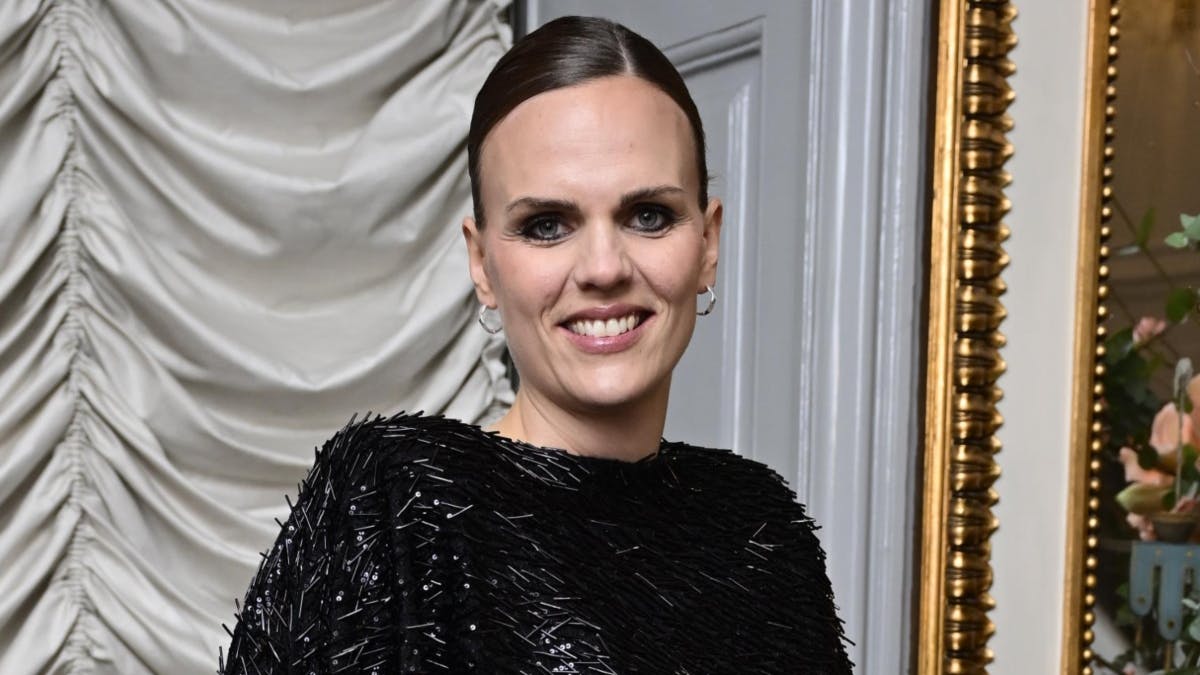 Højgravide Caroline Stage i dramatisk kappekjole til nytårstaffel og -kur