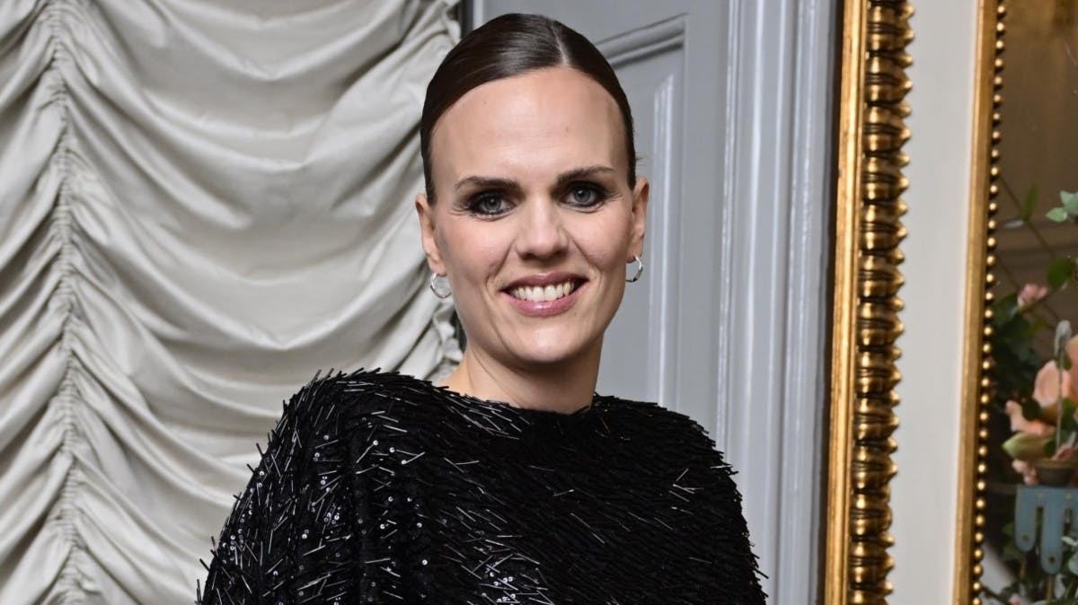 Højgravide Caroline Stage i dramatisk kappekjole til nytårstaffel og -kur