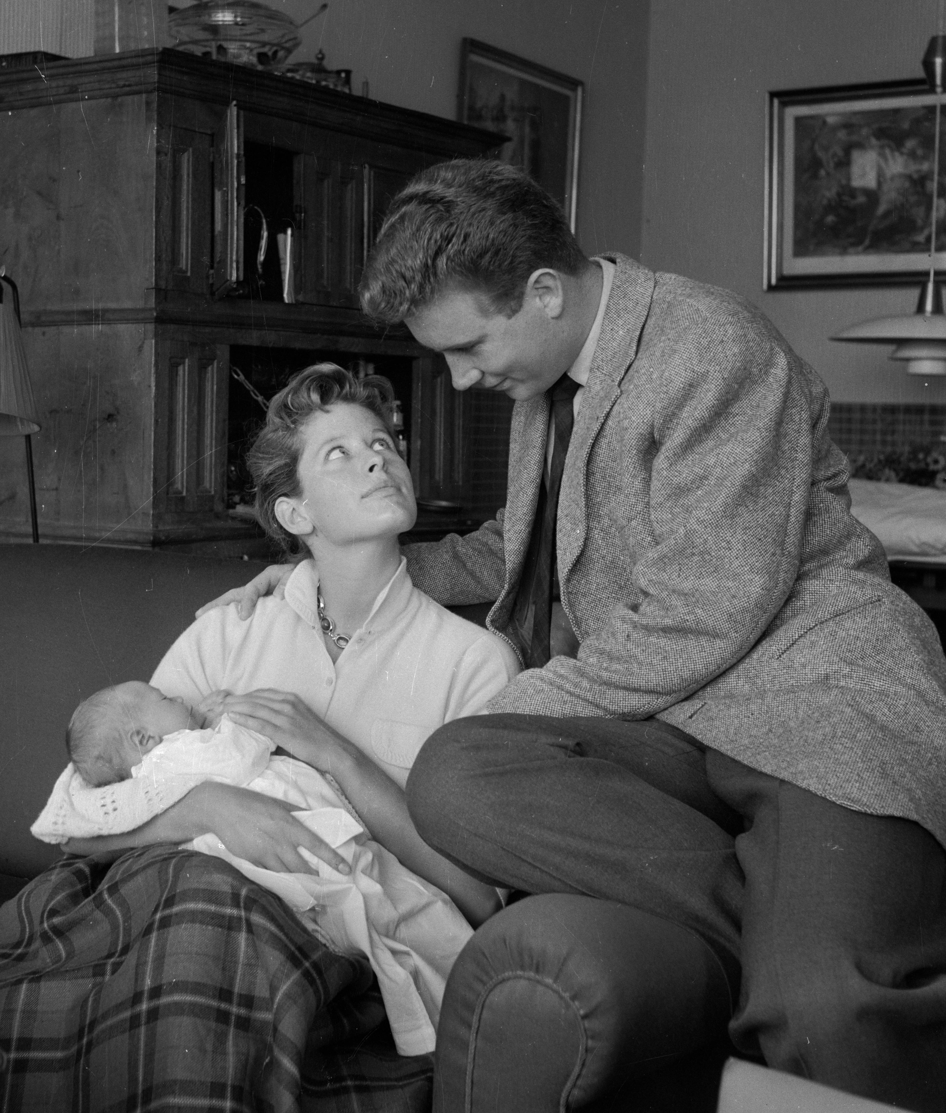 Den danske skuespiller Jørgen Reenberg med sin kone Marianne Zobel og deres søn Holger Reenberg.; The Danish stage- and mowie actor Jørgen Reenberg( 1927-. )with his wife Marianne Zobel and their newborn son Holger