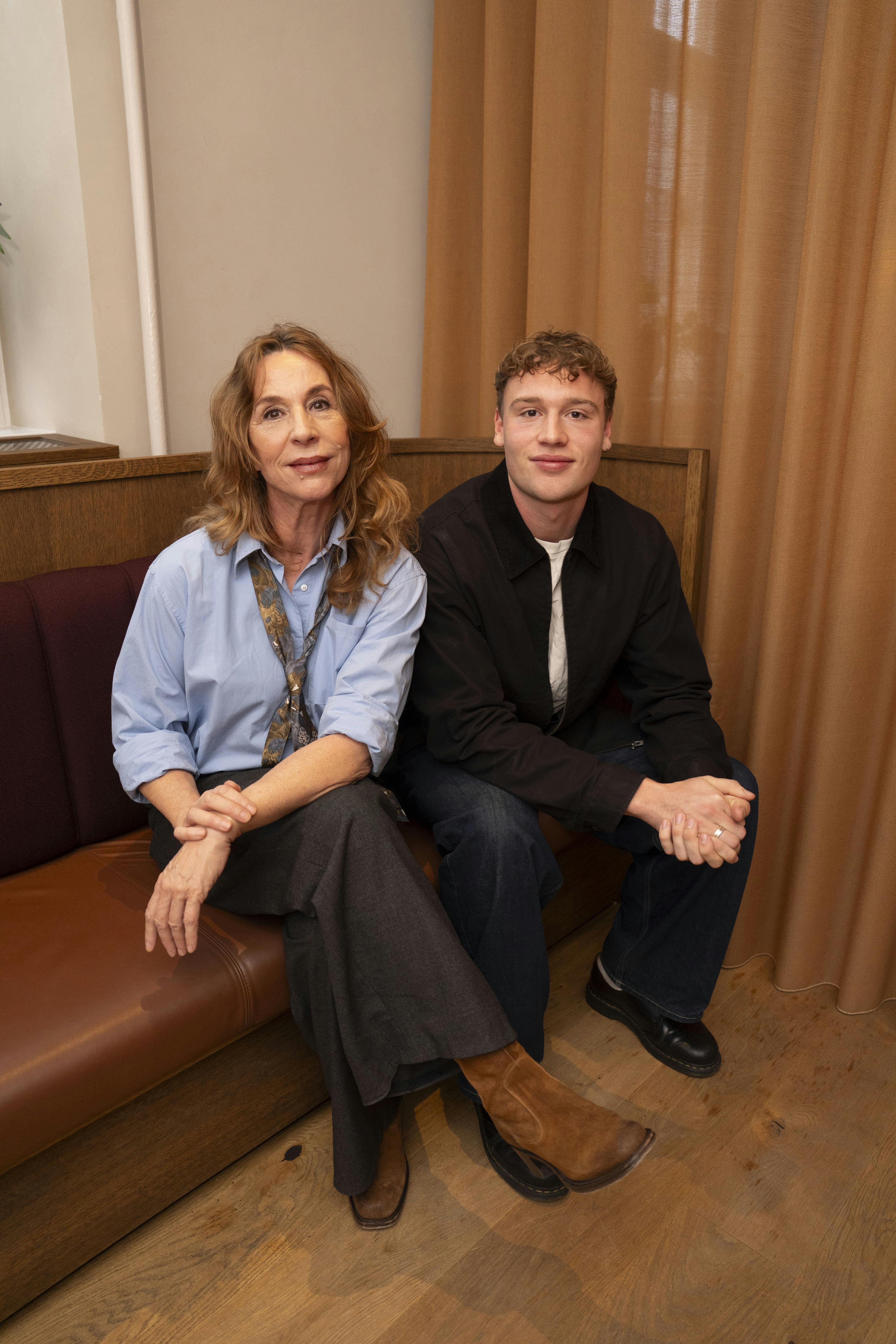 Det er første gang, Ann Eleonora Jørgensen spiller sammen med sin søn Osvald Windfeld Jørgensen. 