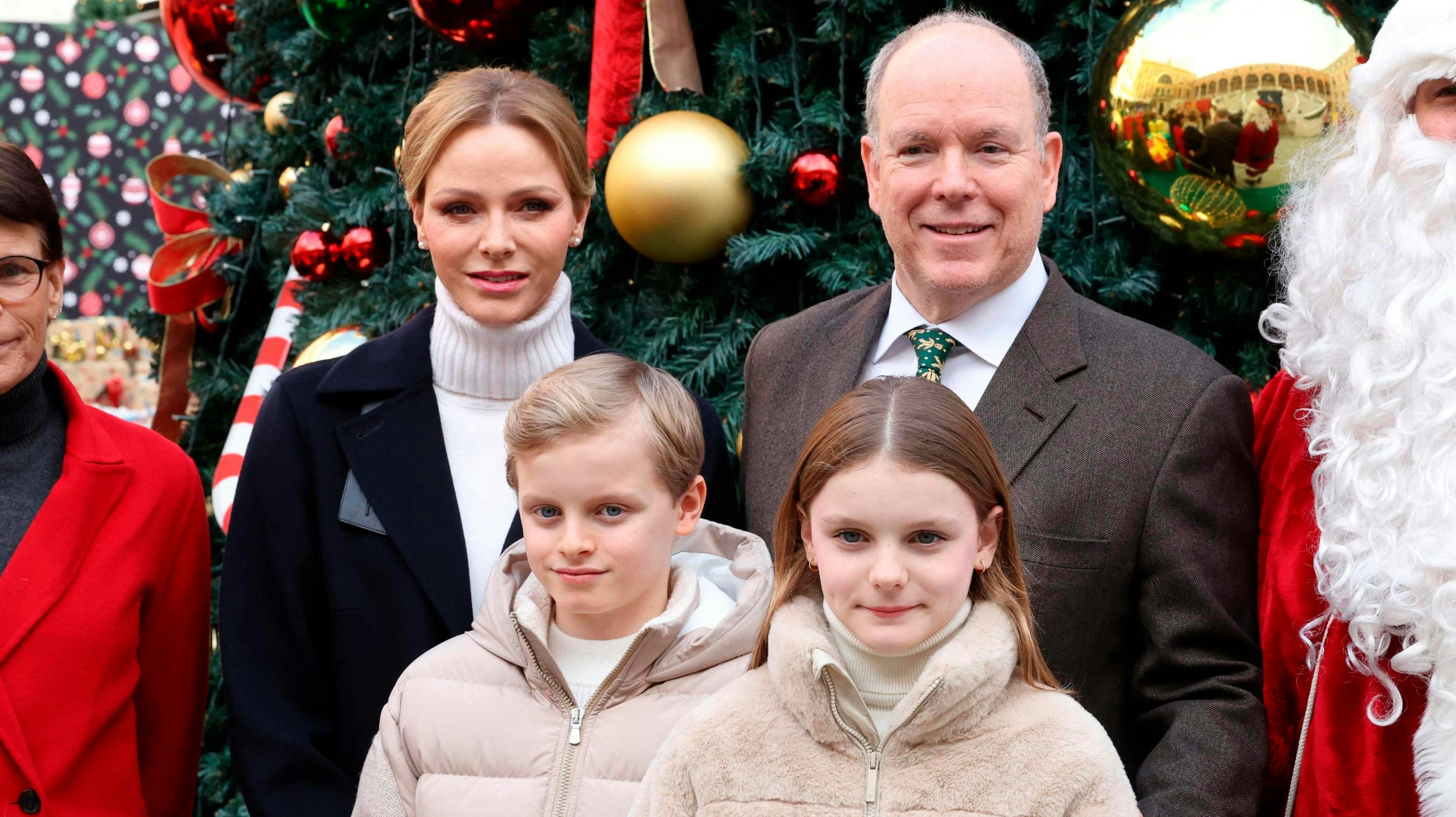 Fyrst Albert og fyrstinde Charlene med tvillingerne prinsesse Gabriella og prins Jacques.