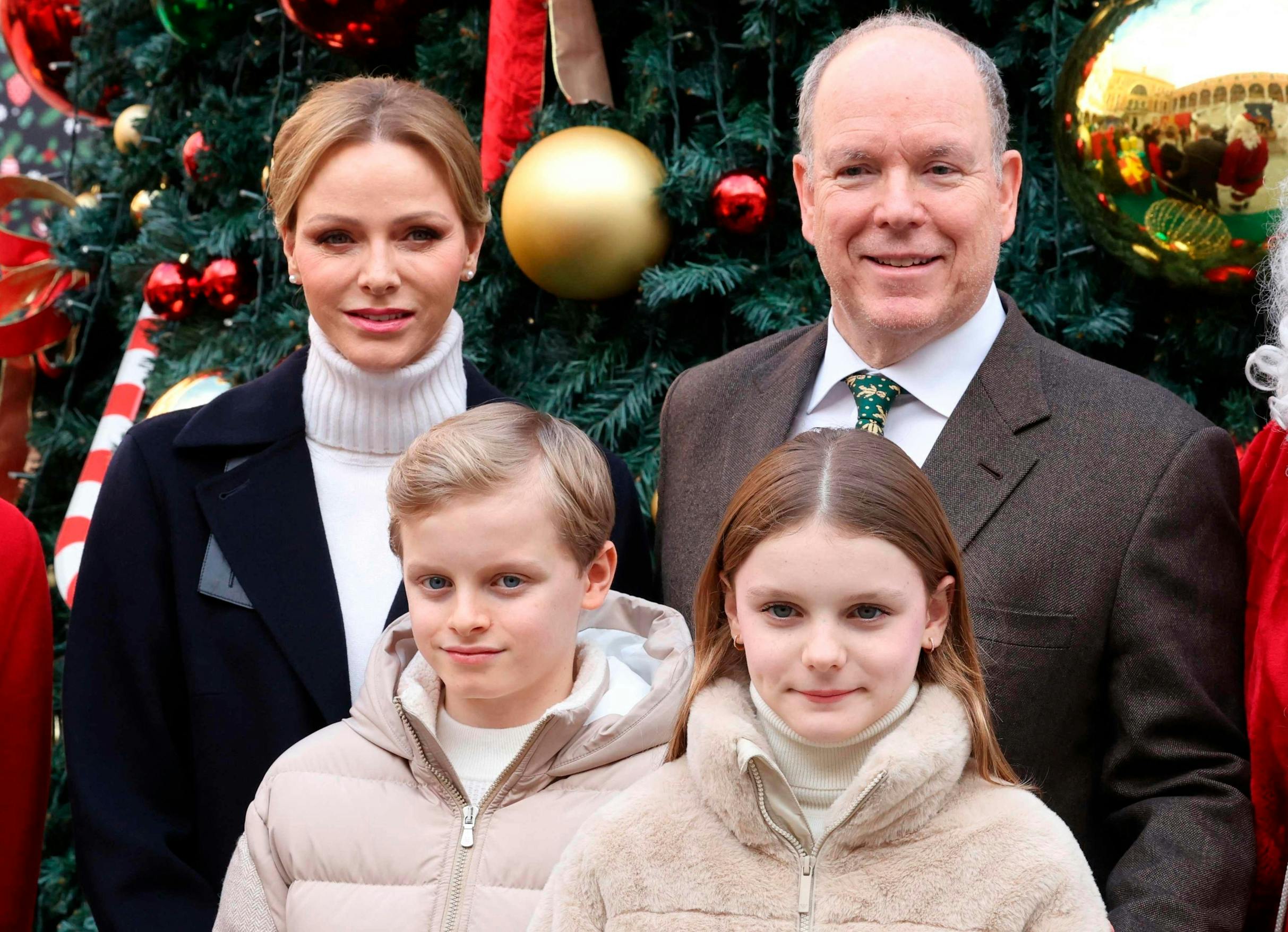 Fyrst Albert og fyrstinde Charlene med tvillingerne prinsesse Gabriella og prins Jacques.