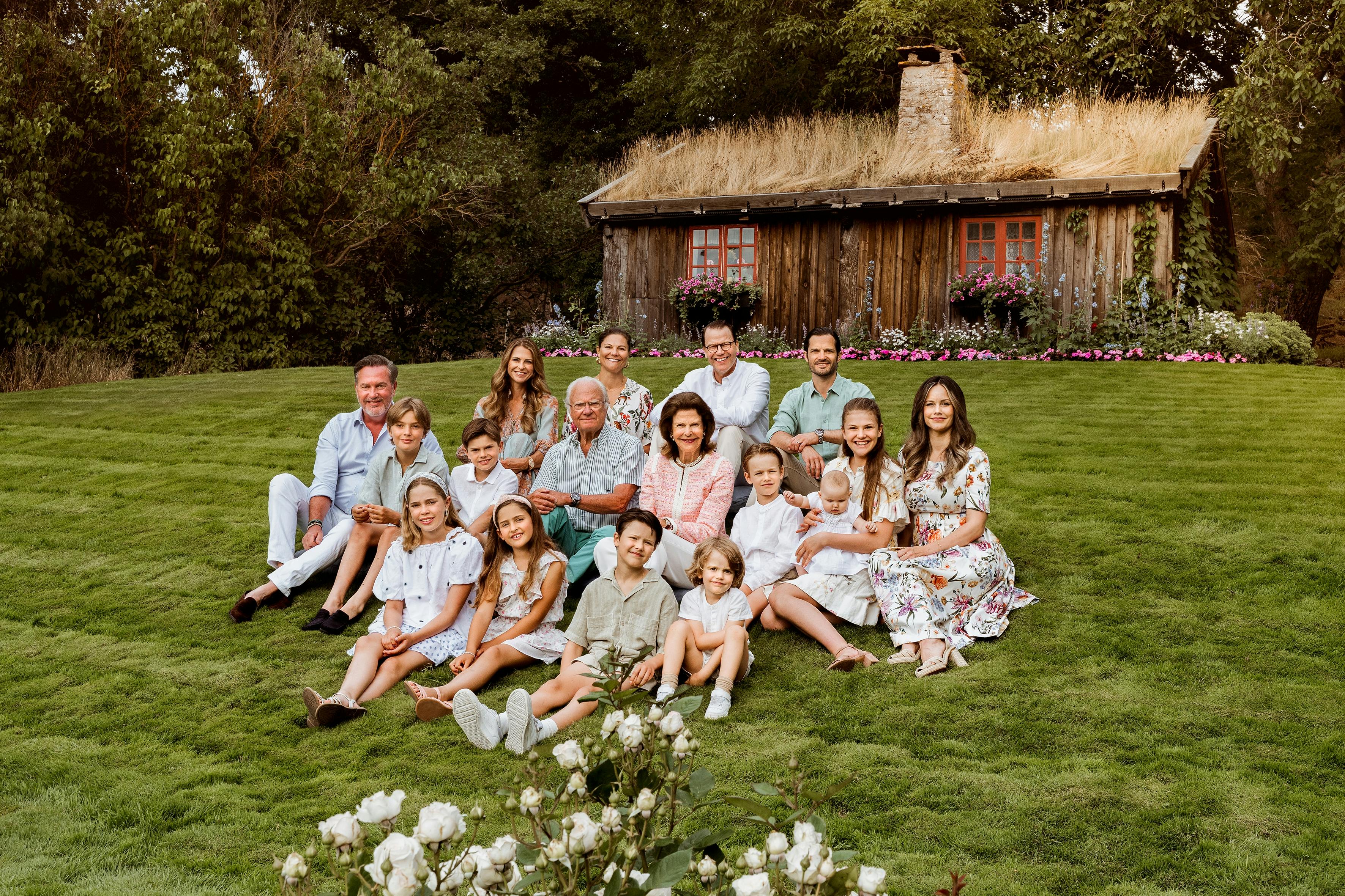 Den svenske kongefamilie har delt en nytårshilsen med dette billede af kong Carl Gustaf og dronning Silvia med alle børn og børnebørn fra sommeren 2025, hvor de mødtes på Solliden Slott på Öland. 