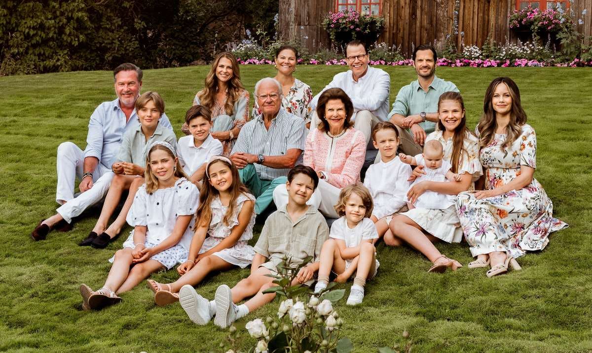 Kong Carl Gustaf og dronning Silvia omgivet af alle børn og børnebørn i sommeridyllen på Solliden Slott på Öland i sommeren 2025. 