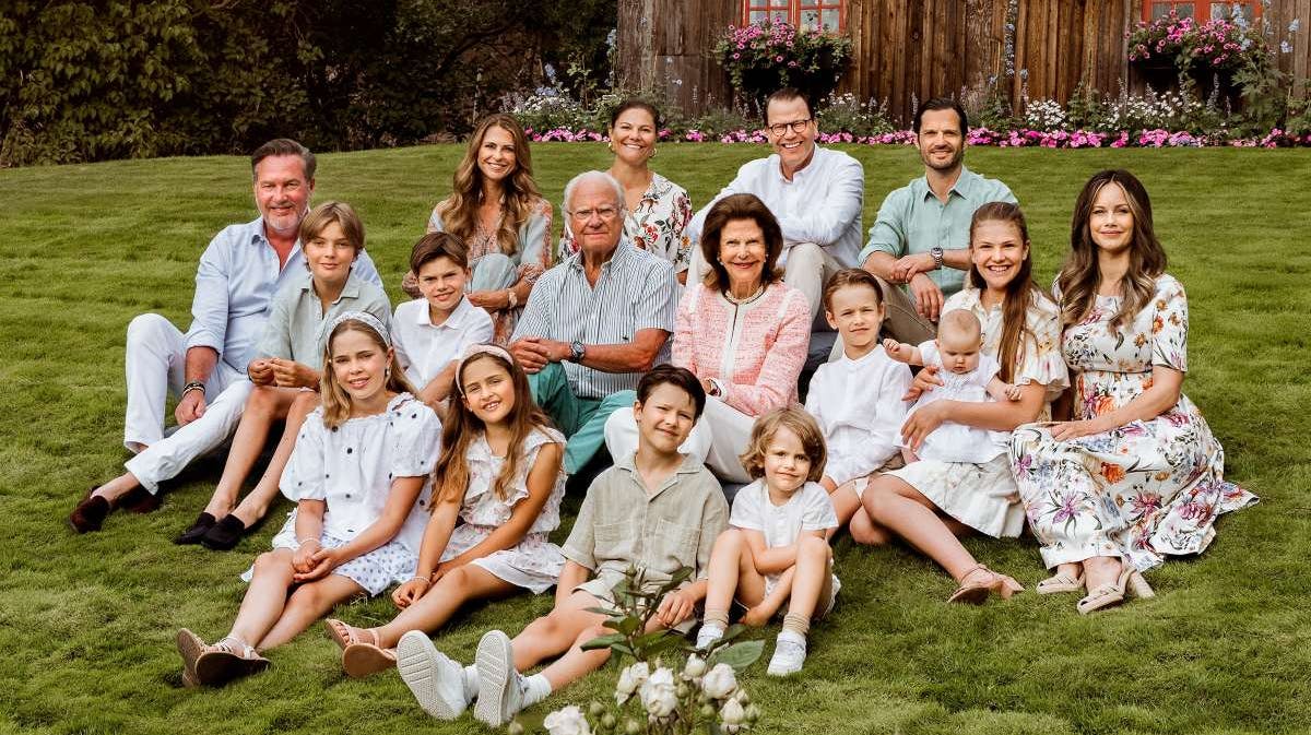 Kong Carl Gustaf og dronning Silvia omgivet af alle børn og børnebørn i sommeridyllen på Solliden Slott på Öland i sommeren 2025.
