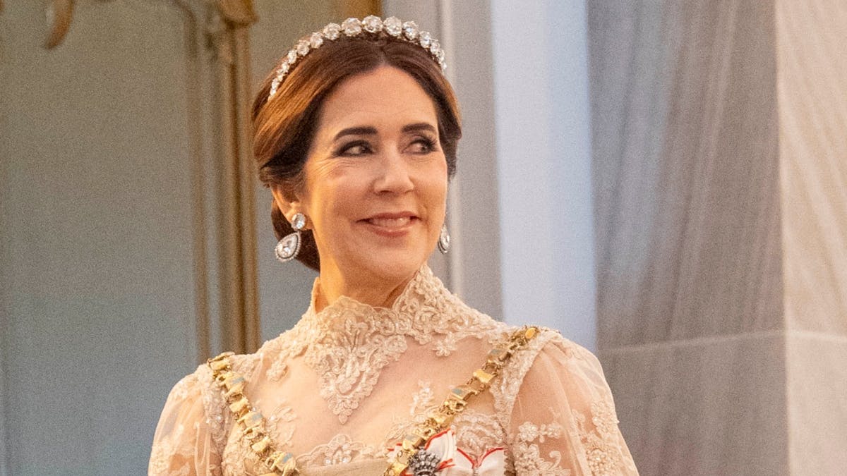 Dronning Mary i elegant stil ved årets nytårstaffel.&nbsp;