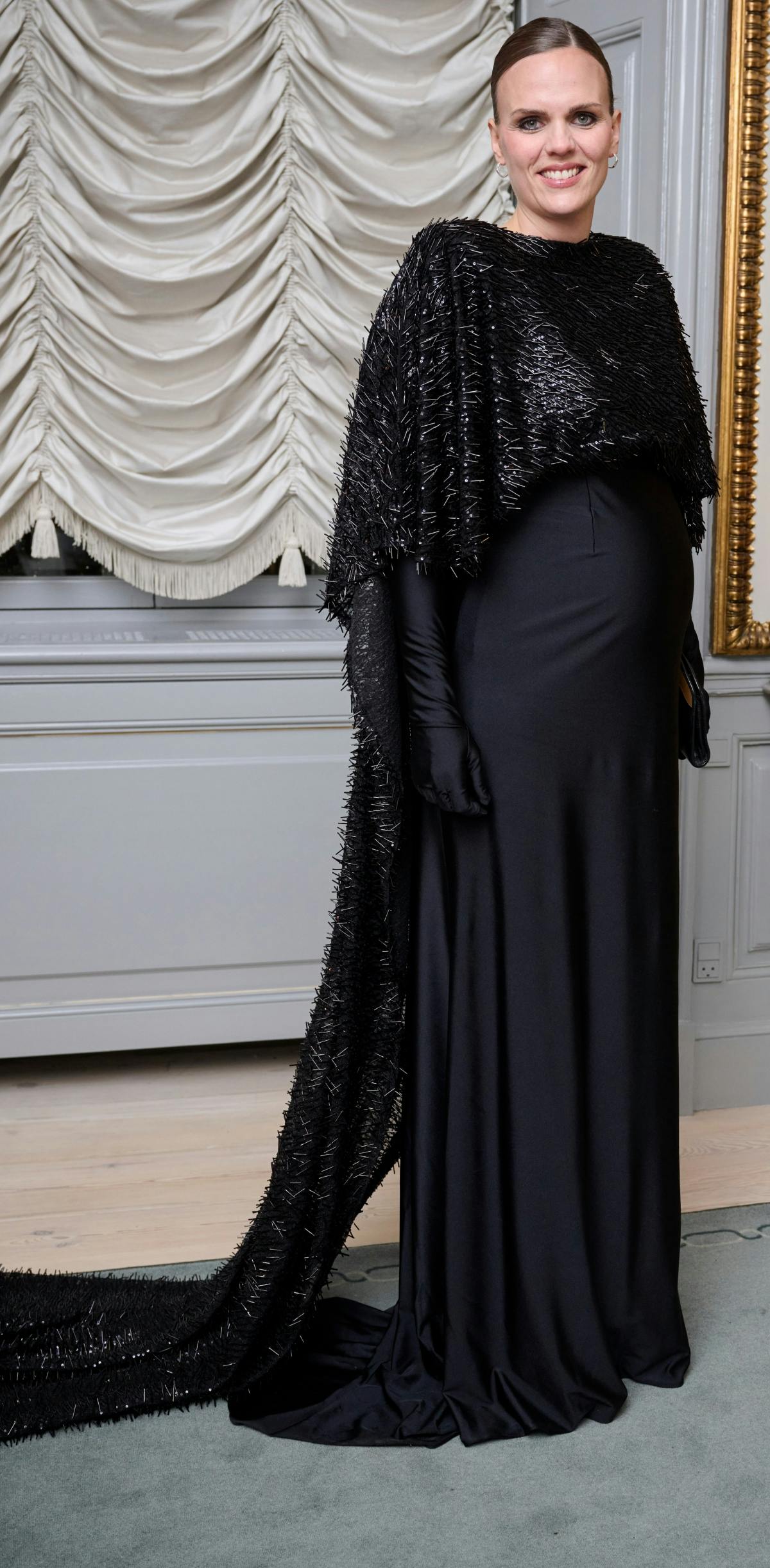 Caroline Stage er højgravid, og det kunne tydeligt ses ved ankomsten til nytårstaflet torsdag aften. 