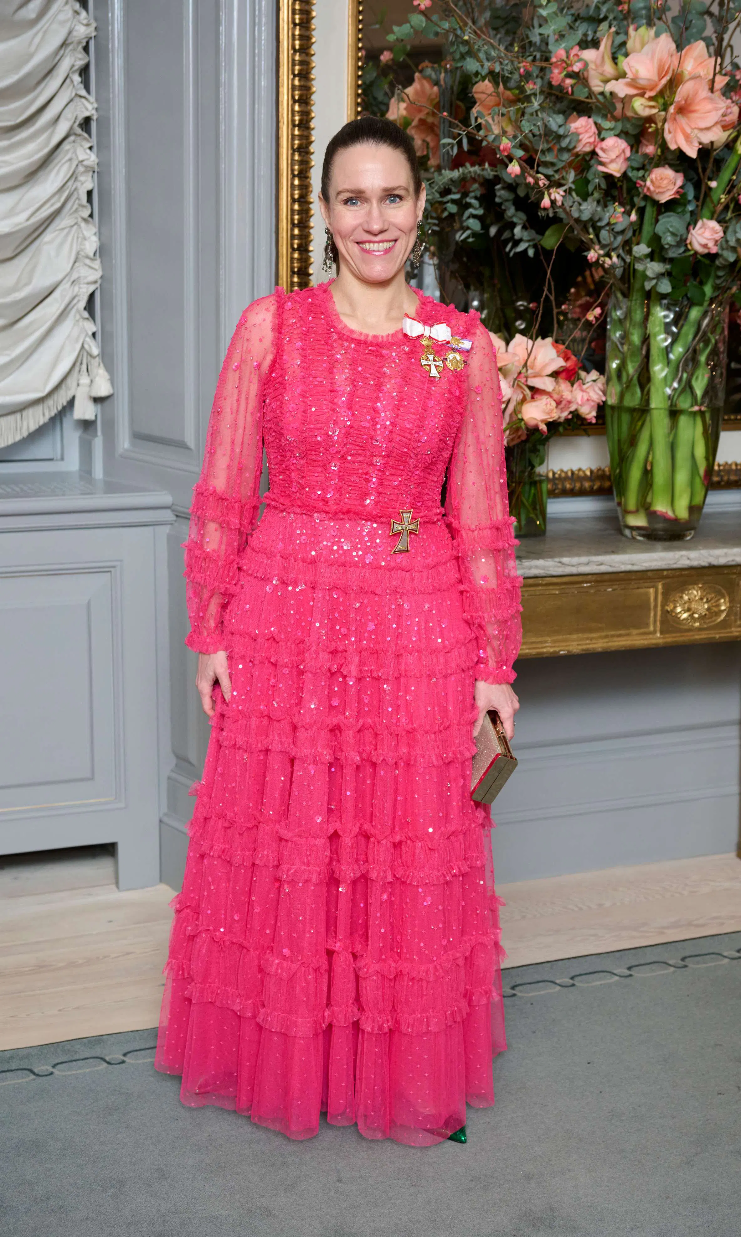 Barbara Berthelsen I Hot Pink Glimmerskrud Med Transparente Detaljer Barbara Berthelsen I Hot Pink Glimmerskrud Med Transparente Detaljer