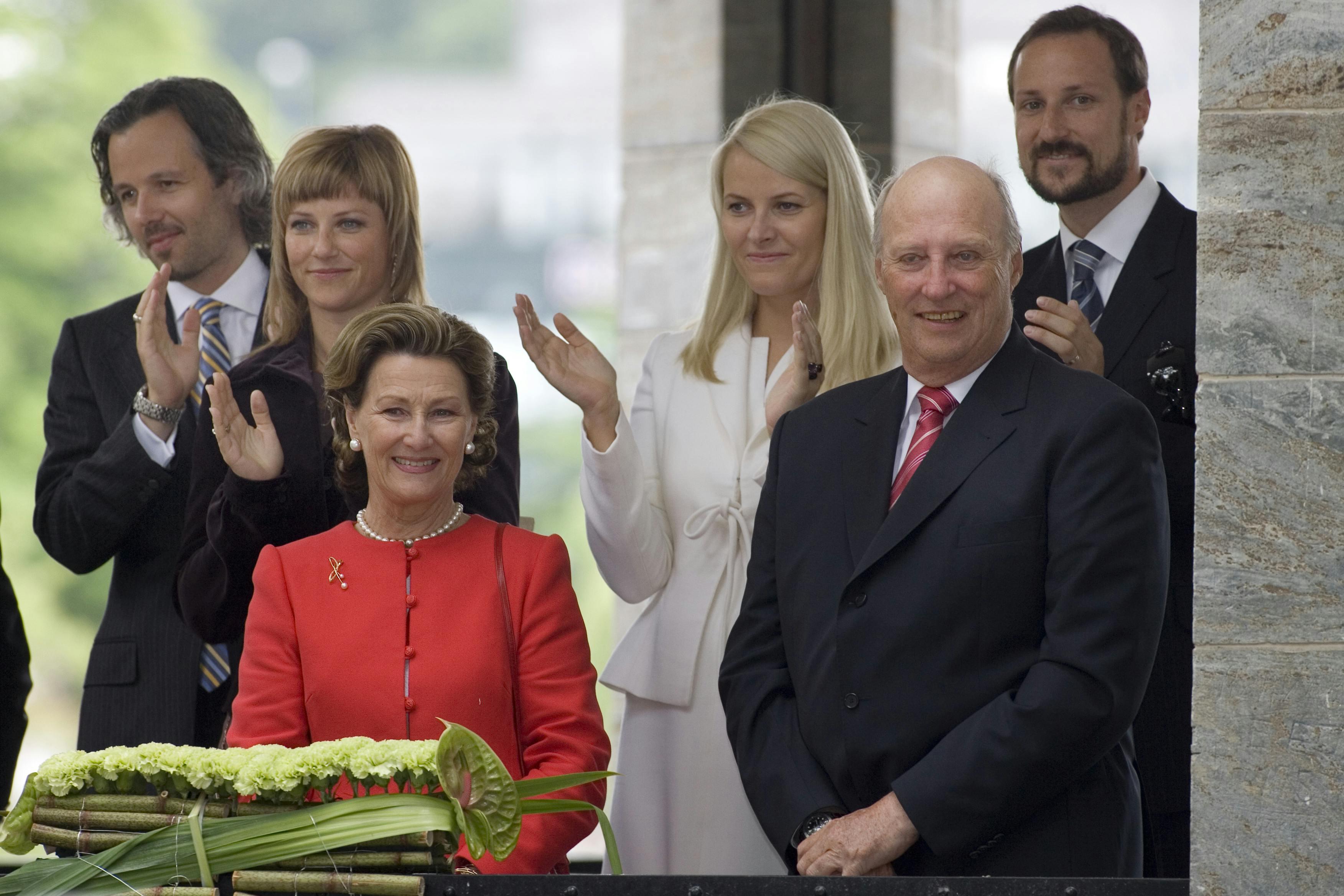 Prinsesse Märtha Louise fotograferet med sine forældre, dronning Sonja og kong Harald, samt sin daværende mand, Ari Behn, samt kronprinsesse Mette-Marit og kronprins Haakon i 2007.