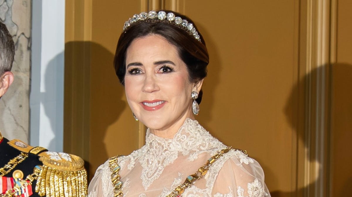 Dronning Mary i forrygende flot stil til nytårstafflet.