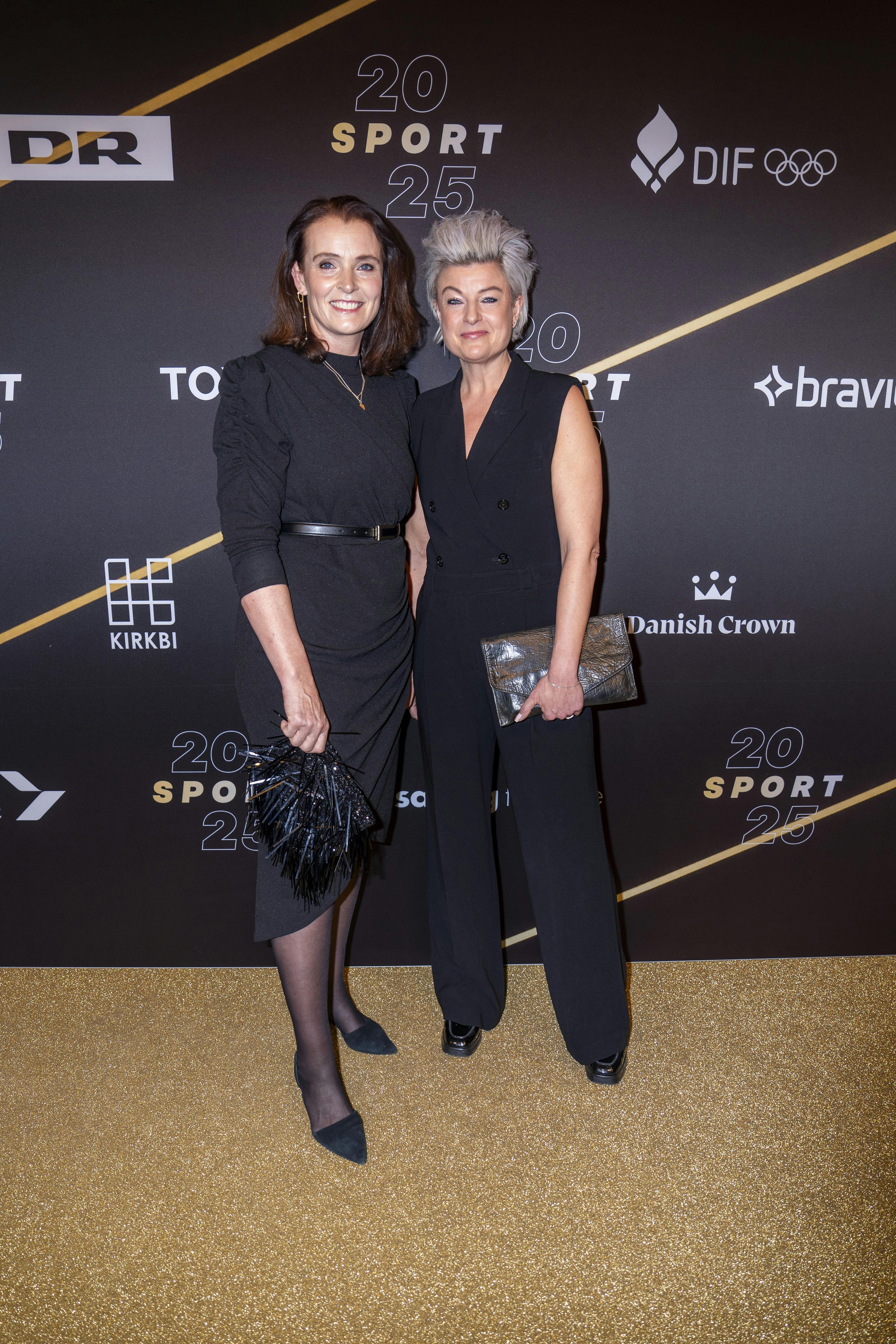 Karin Mortensen på guld-løberen med sin veninde.